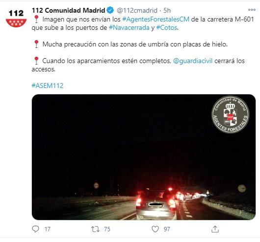Imagen de la carretera de acceso a la sierra antes de amanecer Imagen de la carretera de acceso a la sierra antes de amanecer