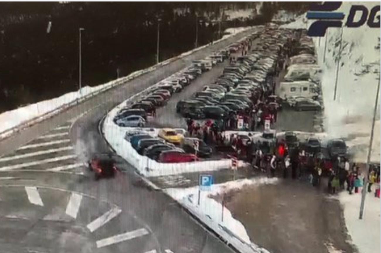 Aparcamientos llenos en Navacerrada y Cotos.