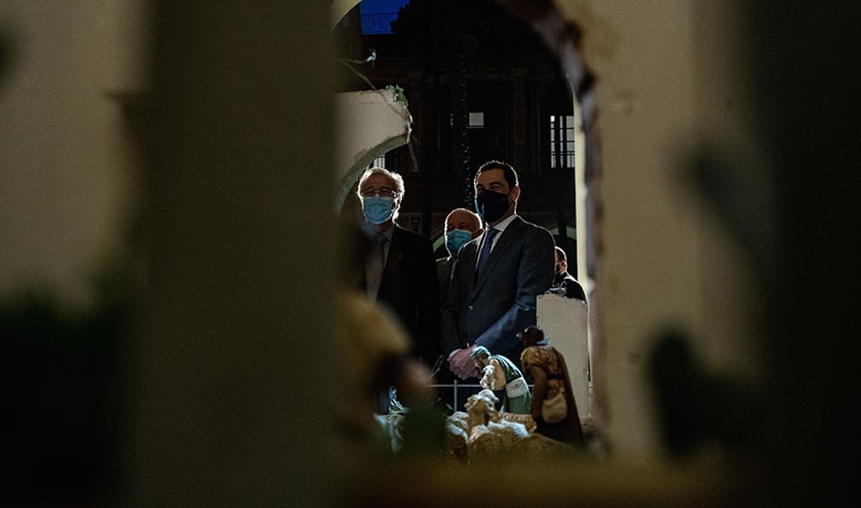 El presidente andaluz contempla el belén de la capilla de San Telmo. JUNTA DE ANDALUCÍA