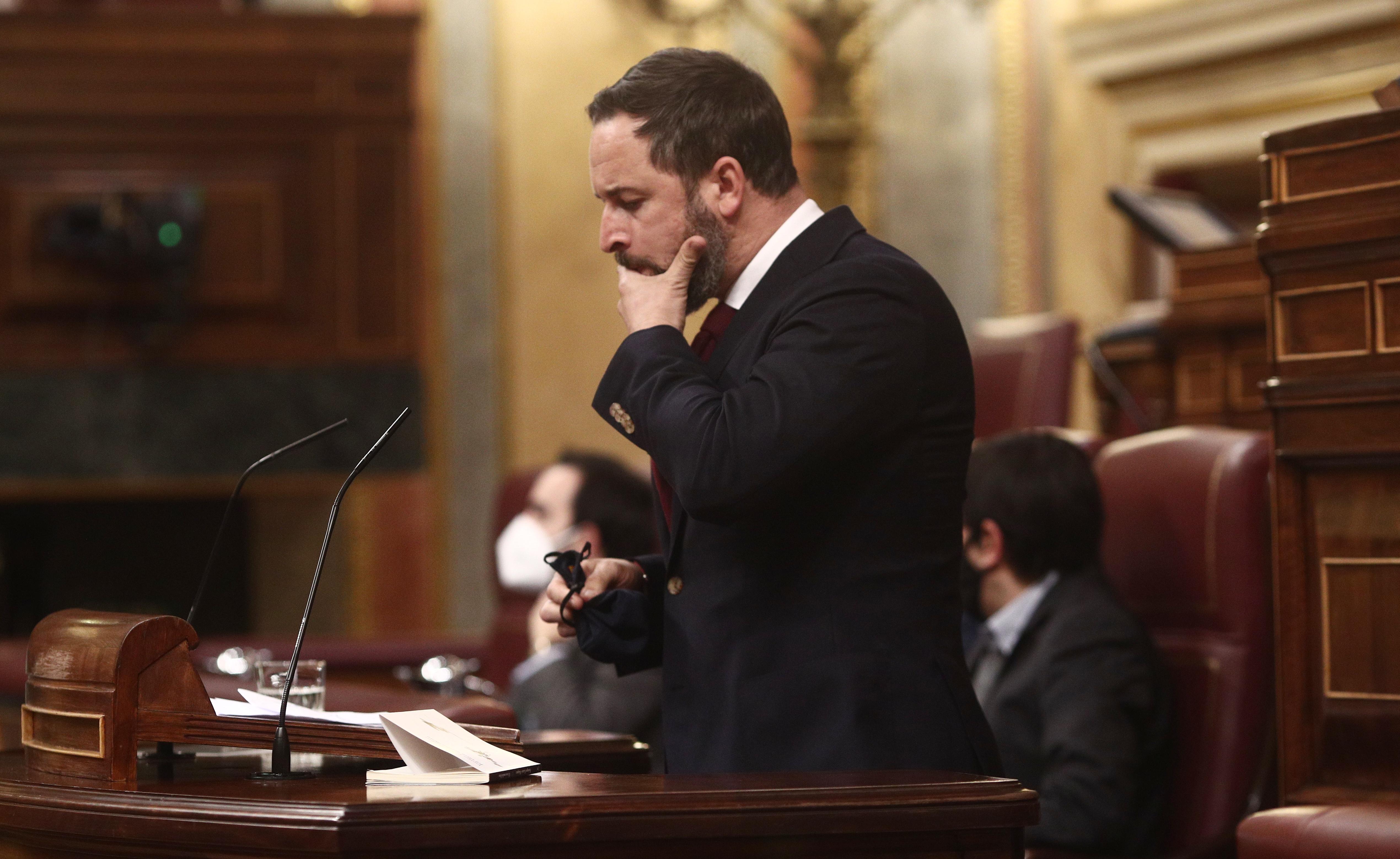 El presidente de VOX, Santiago Abascal interviene durante una sesión de control al Gobierno. Fuente: Europa Press.
