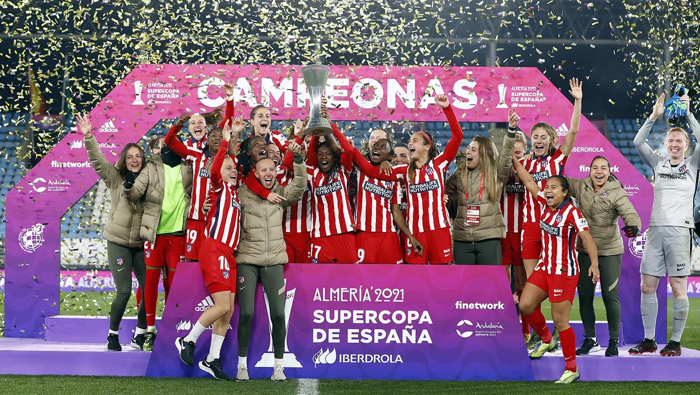 Virignia Torrecilla levantando la Supercopa. Fuente: Twitter.