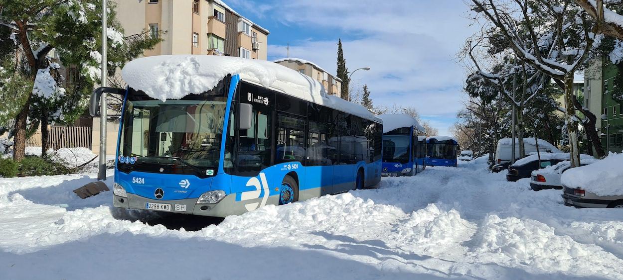 Un autobús de la EMT, atrapado durante 'Filomena'. Archivo