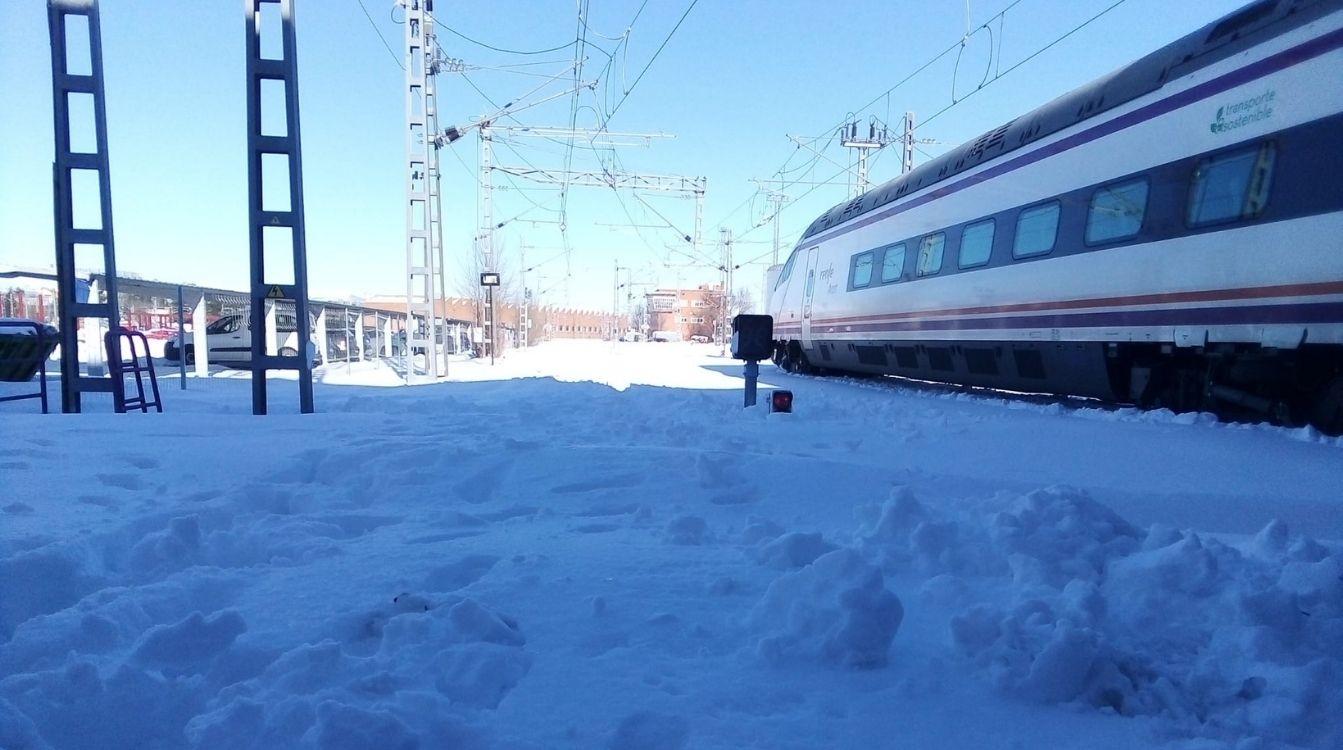 Unos 2.000 profesionales de Renfe se han movilizado para reanudar el tráfico de viajeros y mercancías lo antes posible