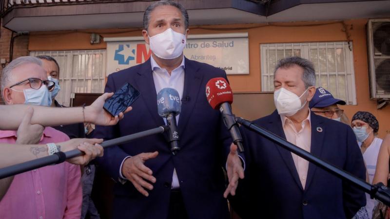 El portavoz adjunto del Grupo Parlamentario Socialista de la Asamblea de Madrid, José Cepeda, informa sobre el desarrollo de la pandemia en el Centro de Salud de Abrantes, en Madrid jpg