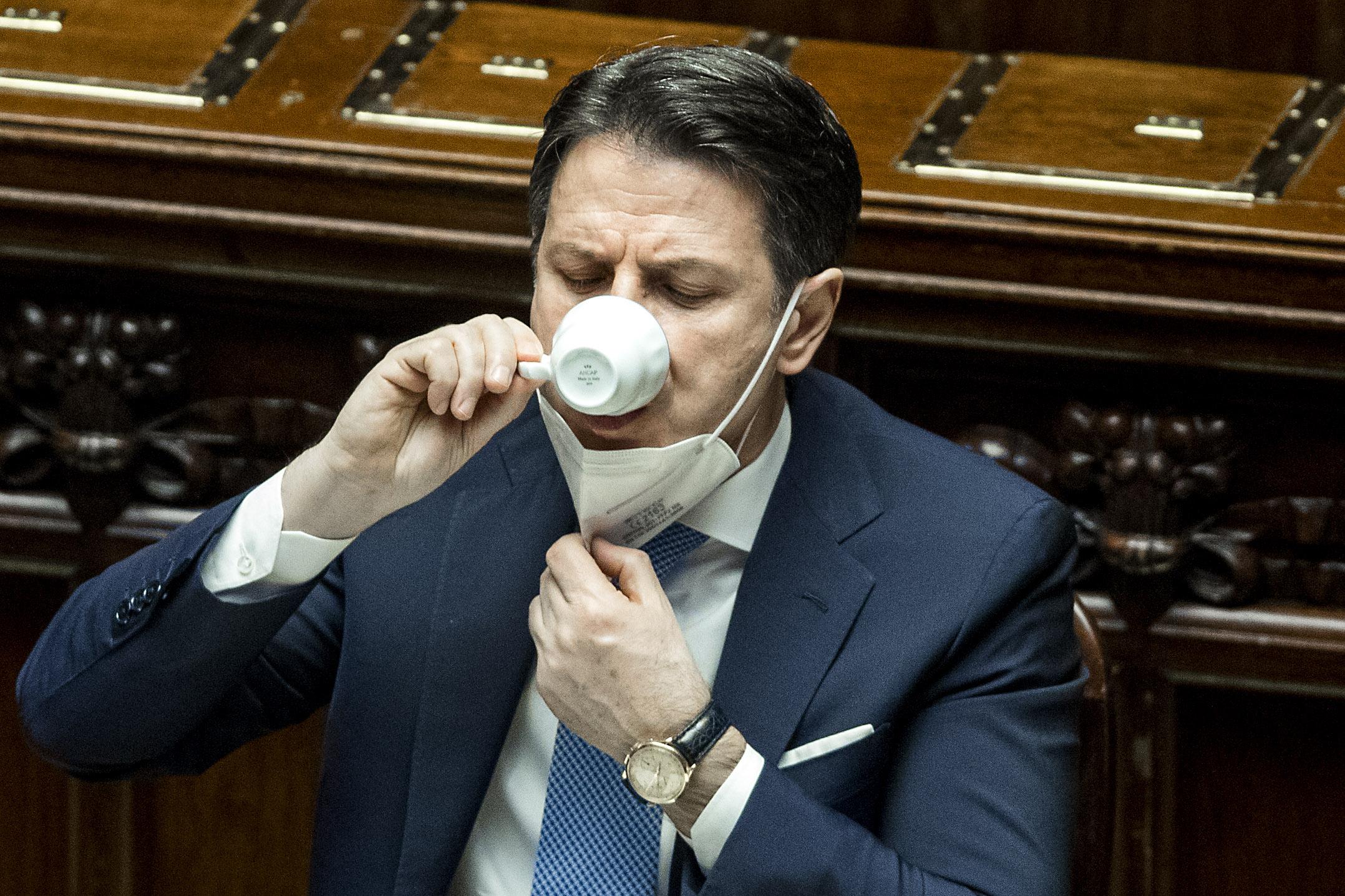Guiseppe Conte bebe un café en la moción de confianza. Lapresse / Roberto Monaldo / LaPre / DPA