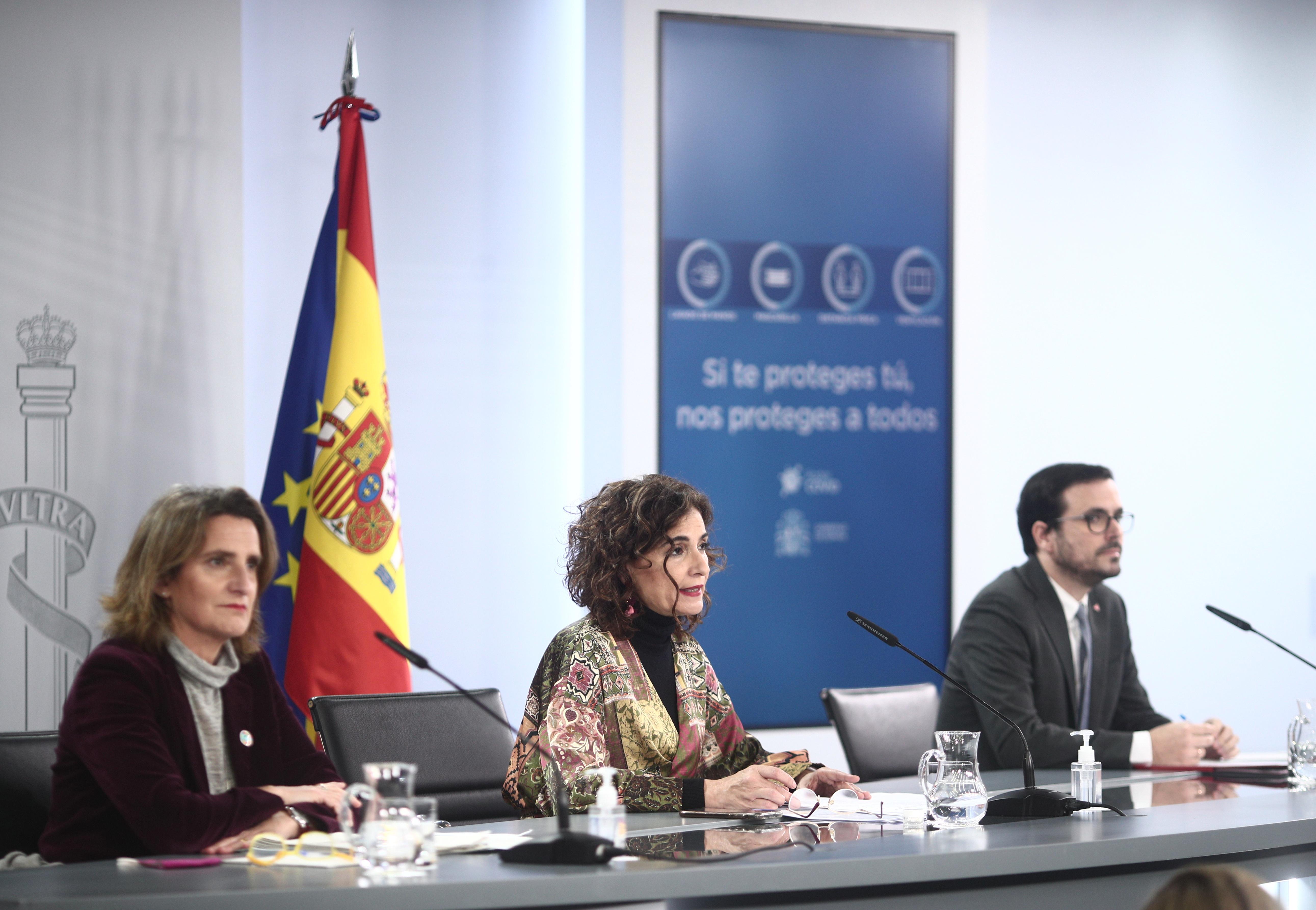 La vicepresidenta para la Transición Ecológica, Teresa Ribera; la ministra portavoz, María Jesús Montero, y el ministro de Consumo Alberto Garzón en la rueda de prensa posterior al Consejo de Ministros. Europa Press 