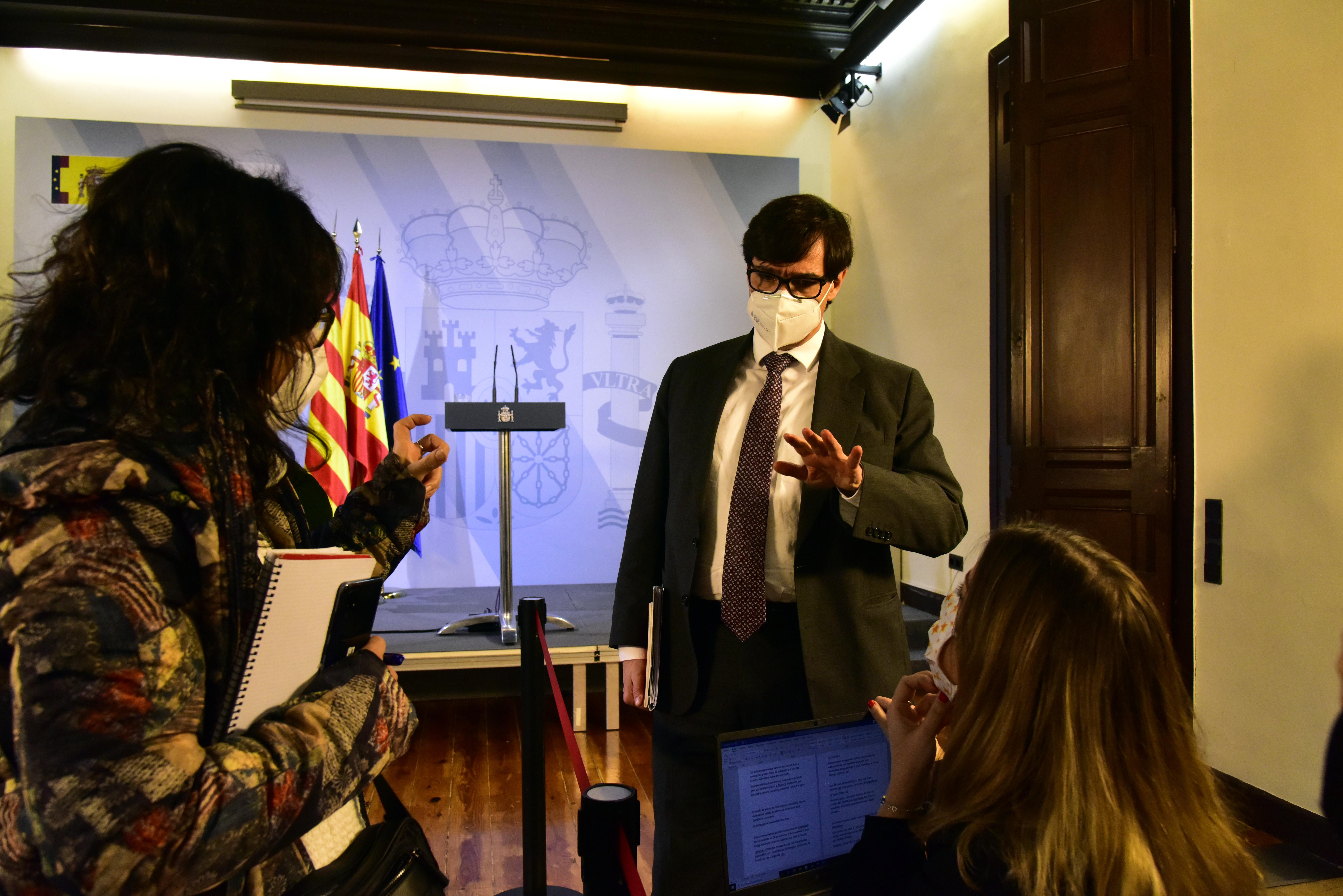 El ministro de Sanidad, Salvador Illa, conversa con varios periodistas al finalizar una comparecencia convocada ante los medios para hacer seguimiento de la pandemia por Covid-19