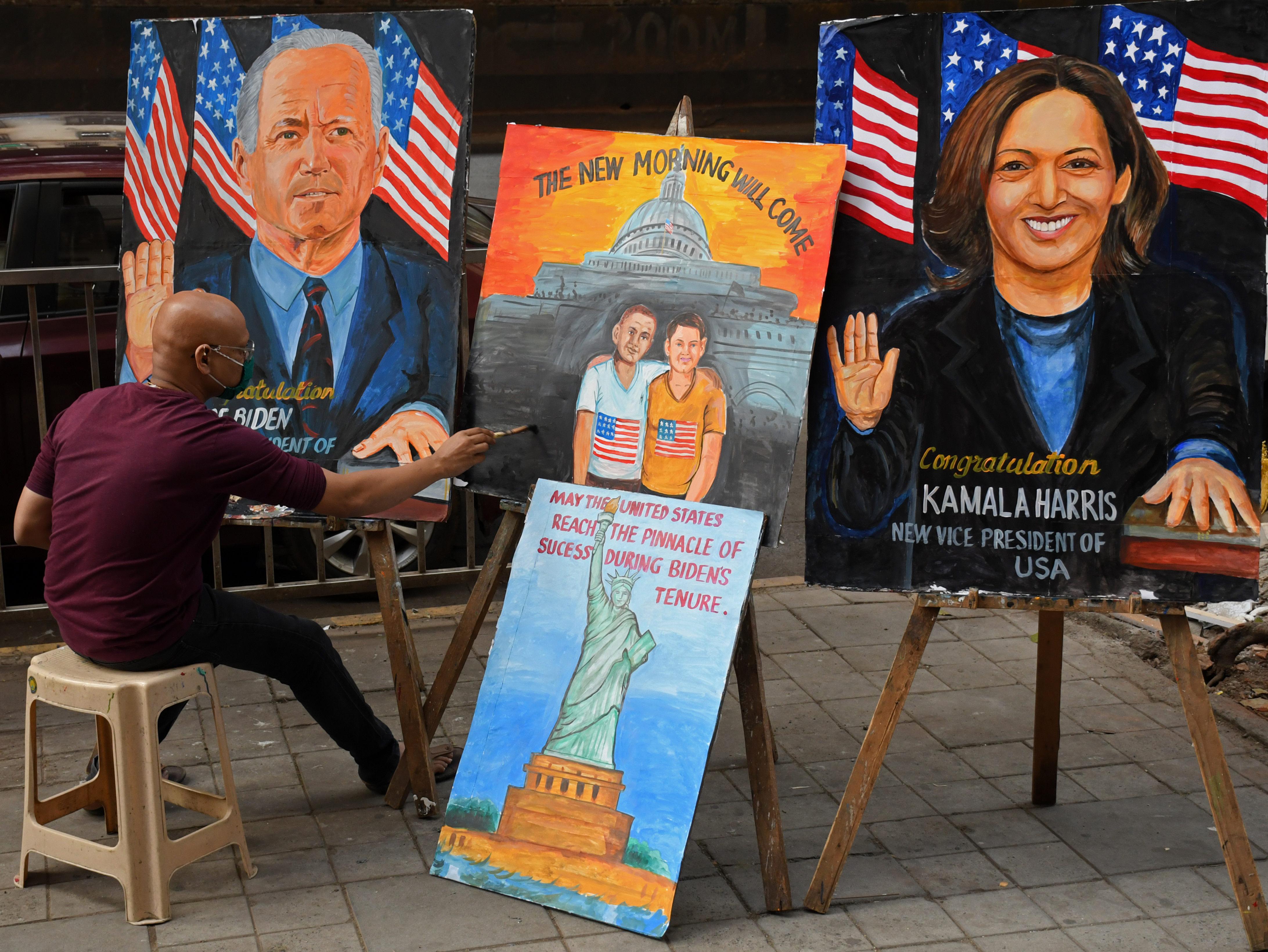 Un pintor ultima unos cuadros sobre Joe Biden y Kamala Harris.