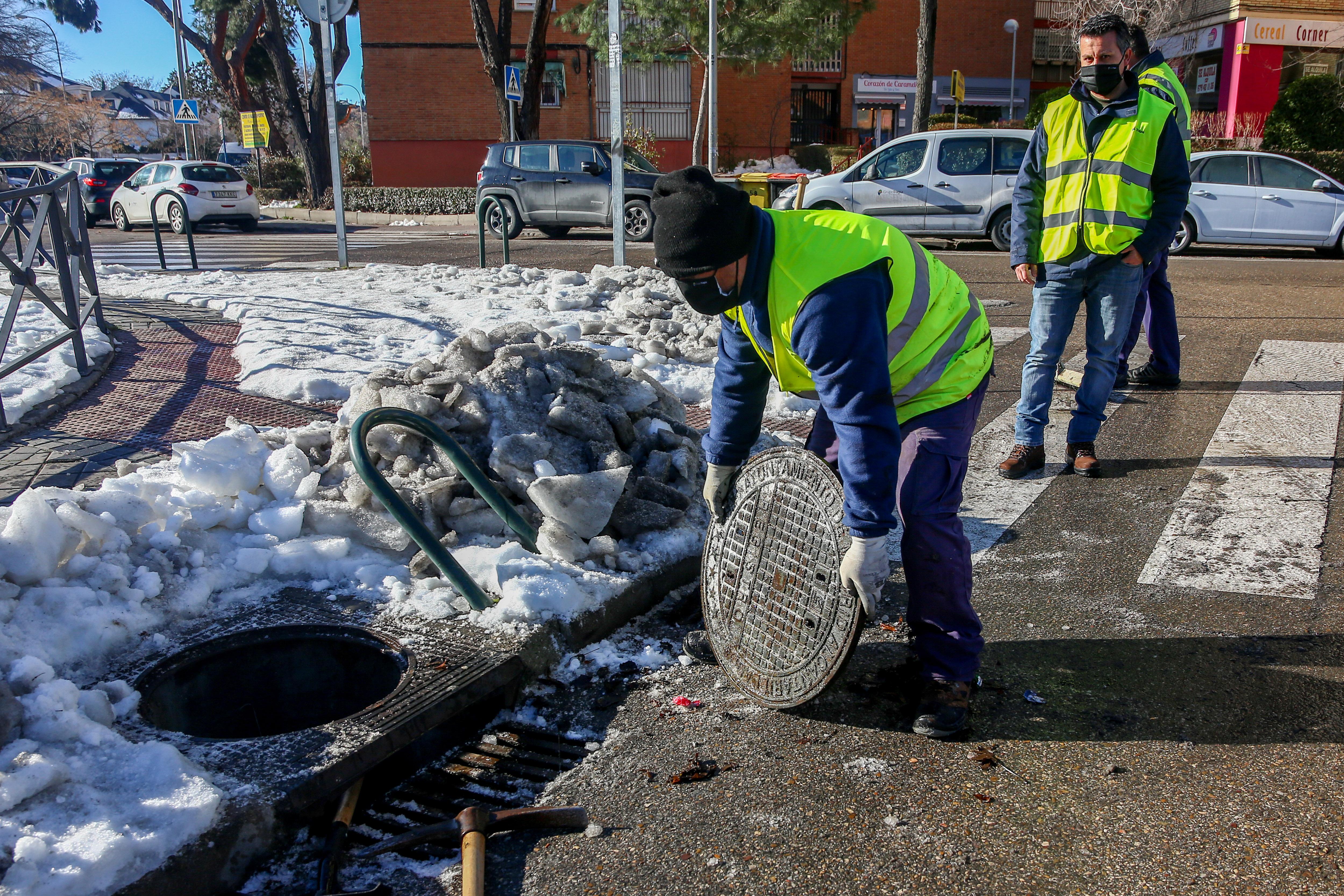 arios operarios limpian la nieve del alcantarillado del Camino de Hormigueras antes de que comiencen las lluvias en la capital