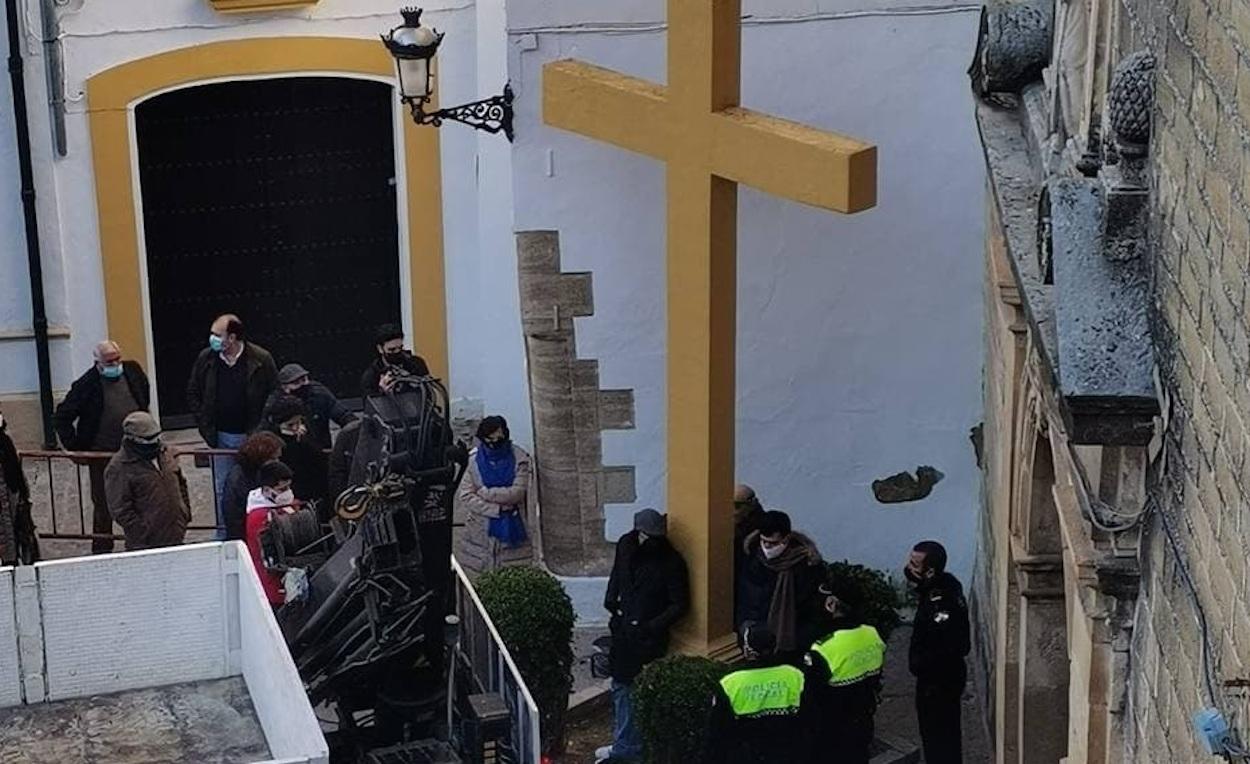 Vecinos y la Policía Local ante la cruz de los caídos de Aguilar de la Frontera. EP