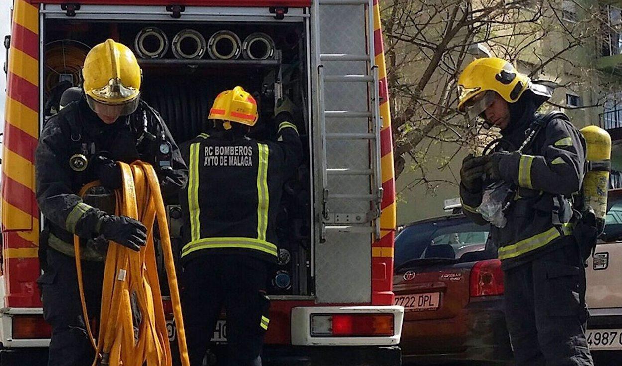 Efectivos del cuerpo de bomberos Málaga. EMERGENCIAS 112