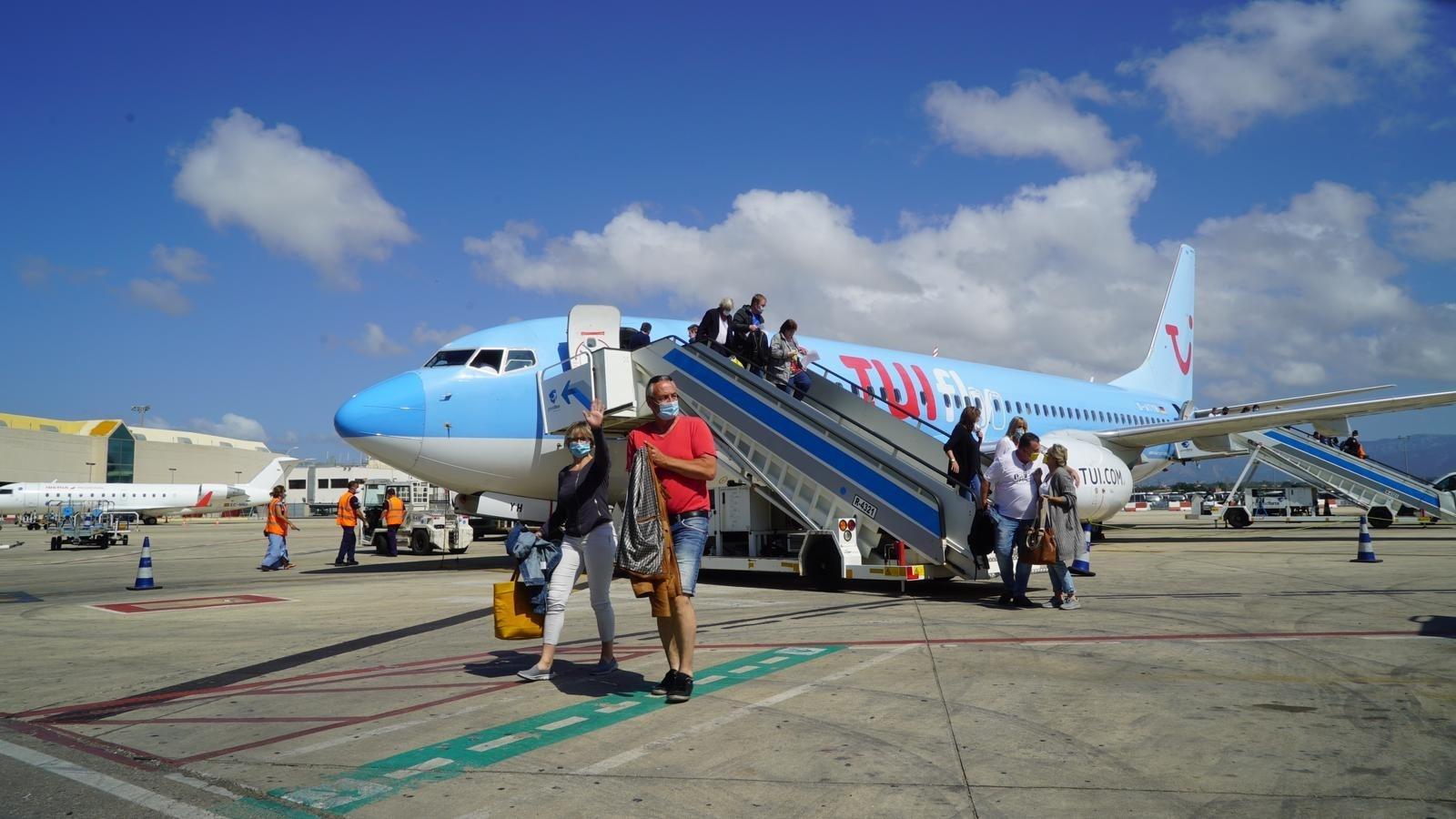 Turistas alemanes llegan en un avión a España. Europa Press