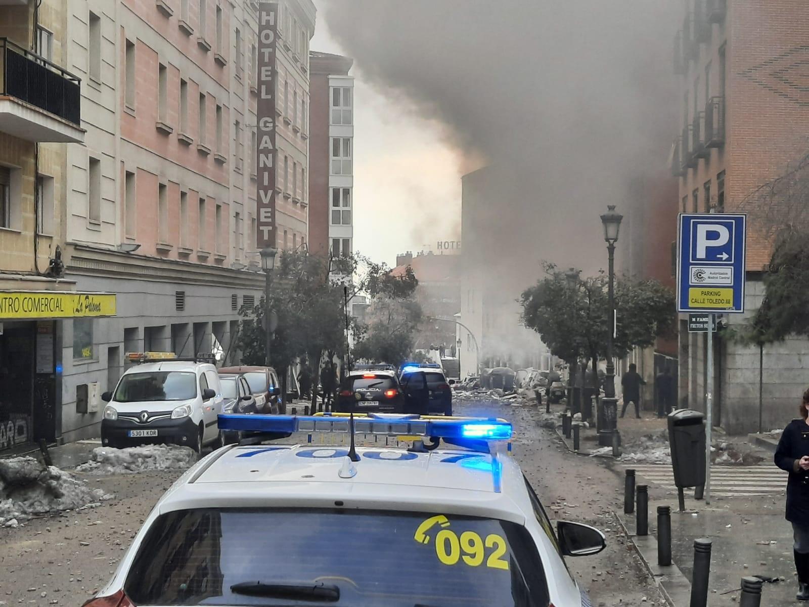 Coche policial llega a la calle Toledo tras la explosión del número 98. EP