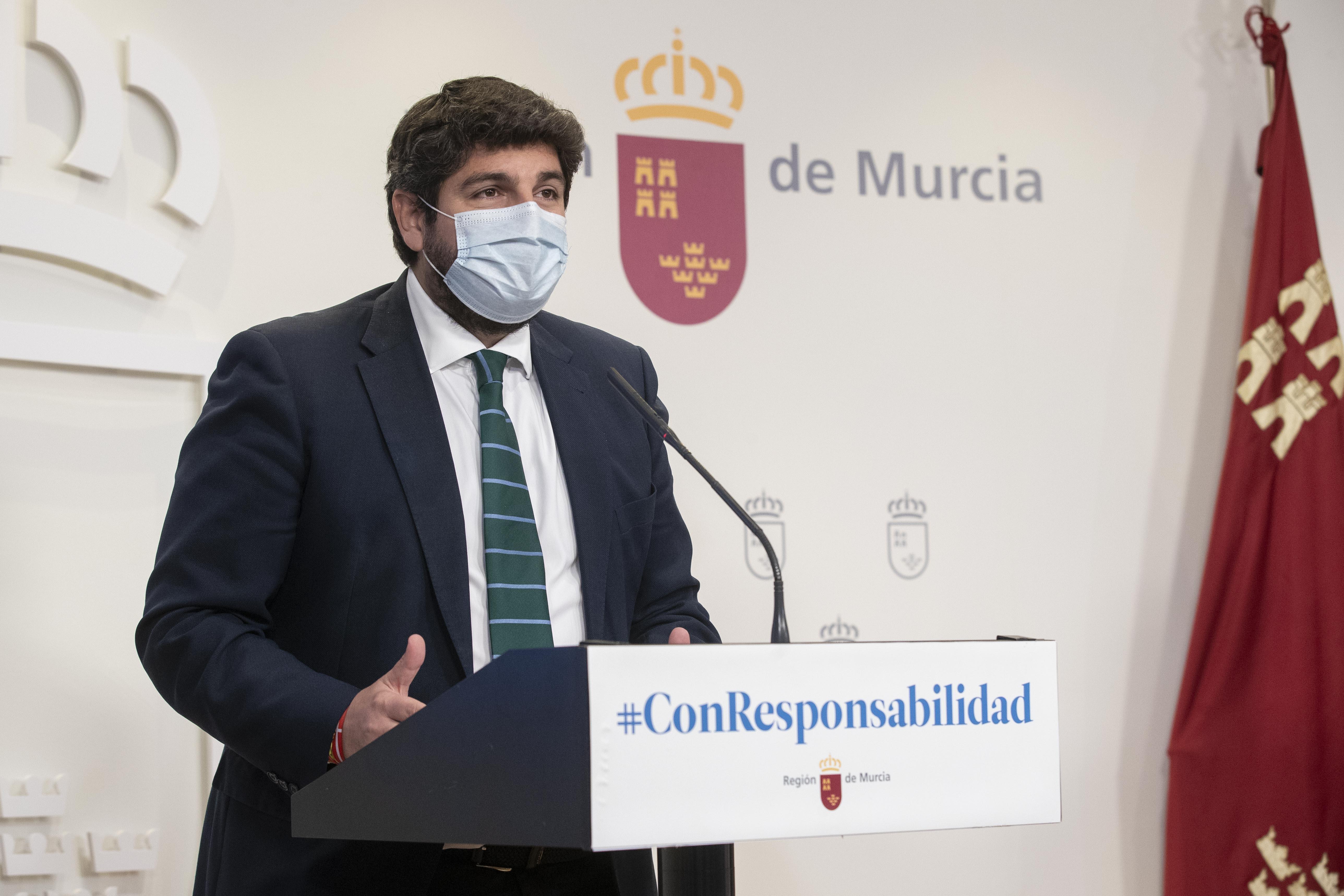 El presidente del Gobierno regional, Fernando López Miras, en la rueda de prensa. EP