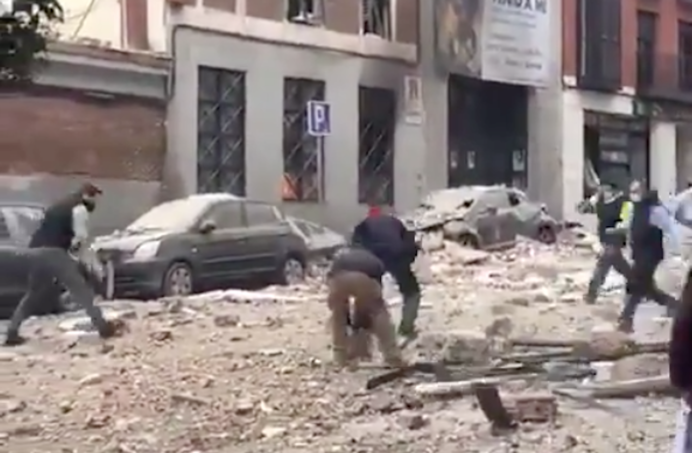Vecinos de Madrid retirando escombros cerca del edificio que ha explotado en Puerta de Toledo. Twitter