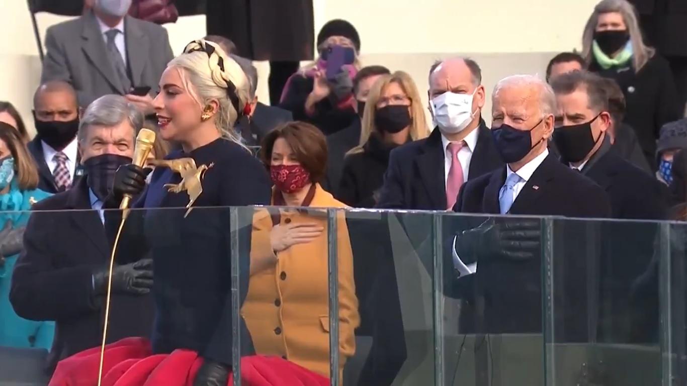 Lady Gaga cantando el himno junto a Joe Biden. 