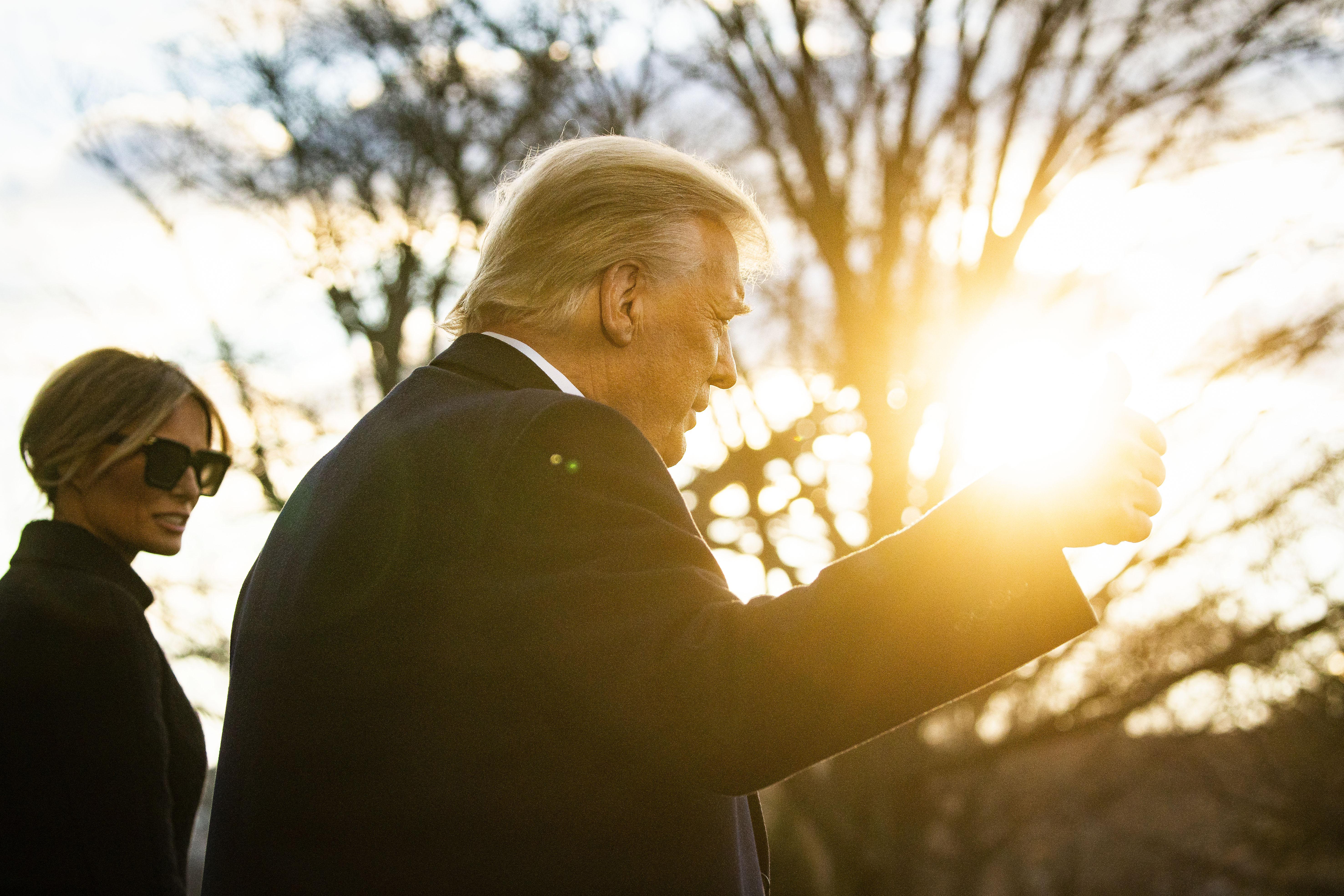 El Presidente de los Estados Unidos, Donald Trump, abandona la Casa Blanca acompañado de la primera dama, Melania Trump