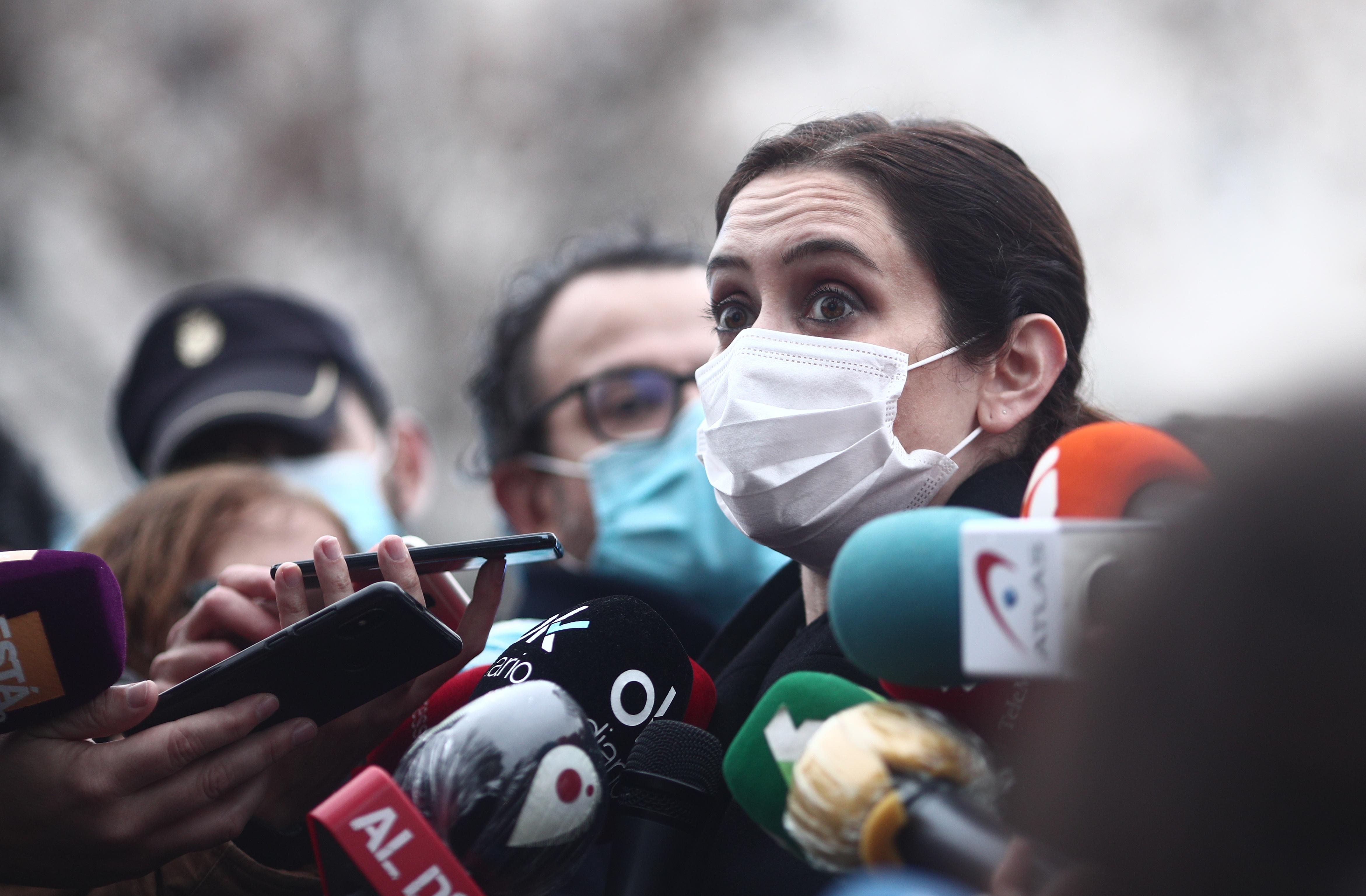 La presidenta de la Comunidad de Madrid, Isabel Díaz Ayuso, responde a los medios en la zona cercana a un inmueble momentos posteriores a una fuerte explosión registrada la calle Toledo. EP