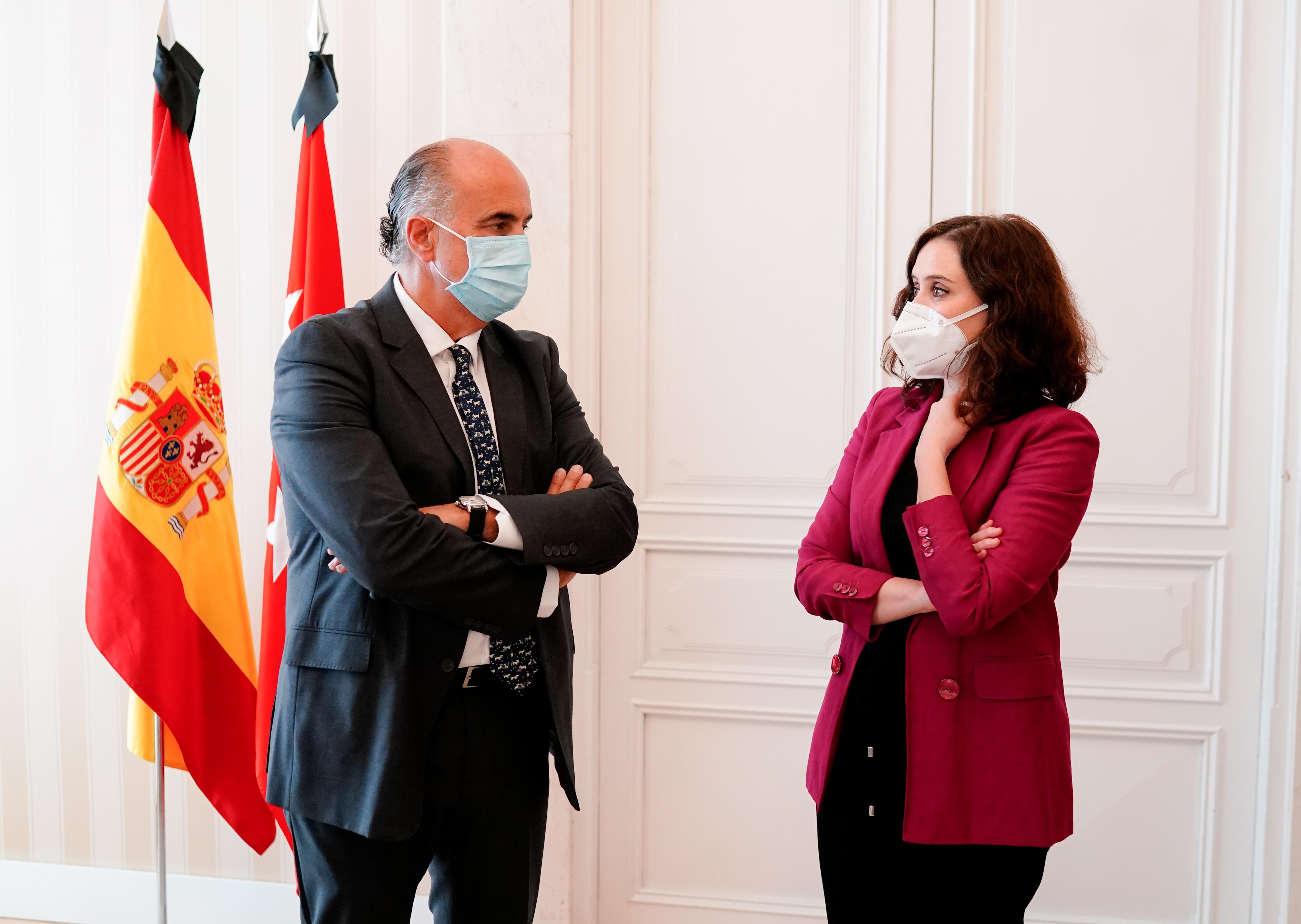 La presidenta de la Comunidad de Madrid, Isabel Díaz Ayuso, habla con el nuevo viceconsejero de Salud Pública y Plan COVID-19, Antonio Zapatero / EP
