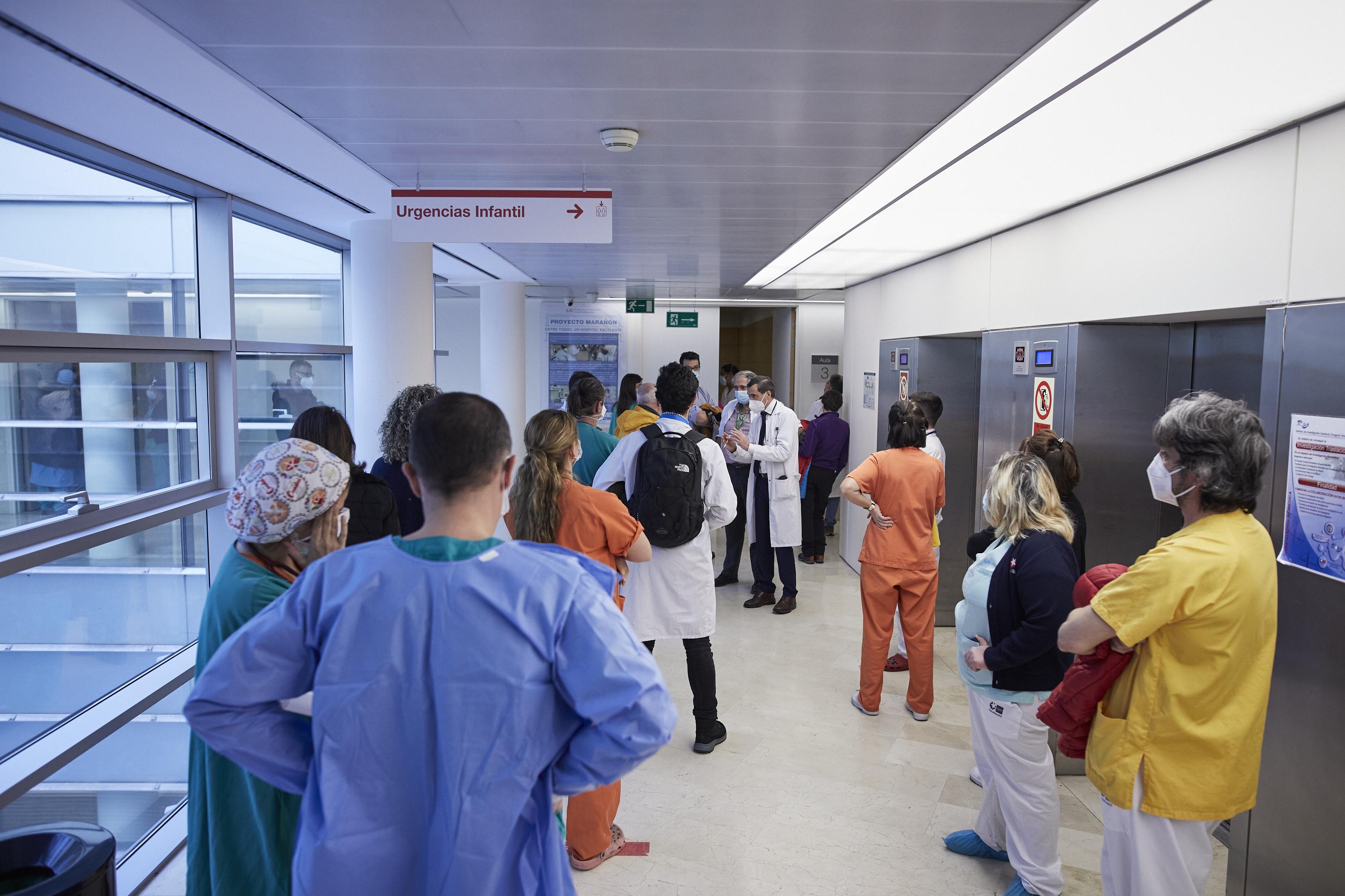 Sanitarios esperan para ser vacunados contra el coronavirus en el Hospital Gregorio Marañón / EP