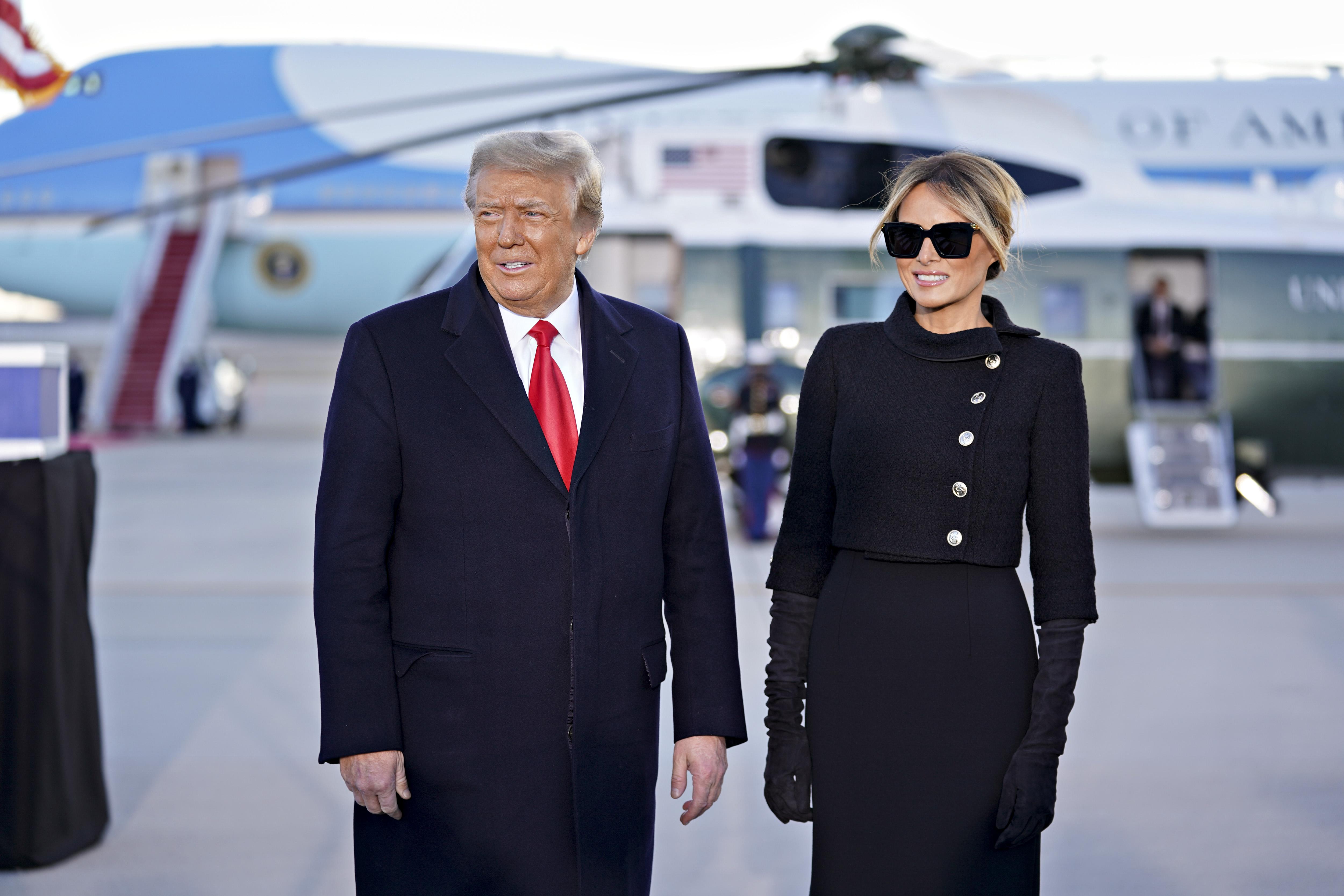 Donald Trump y Melania Trump en su salida de la Casa Blanca