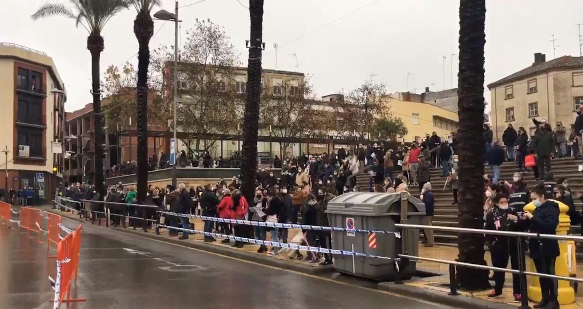 Protesta de ciudadanos de Linares coincidiendo con la visita del presidente de la Junta, Juanma Moreno. EP