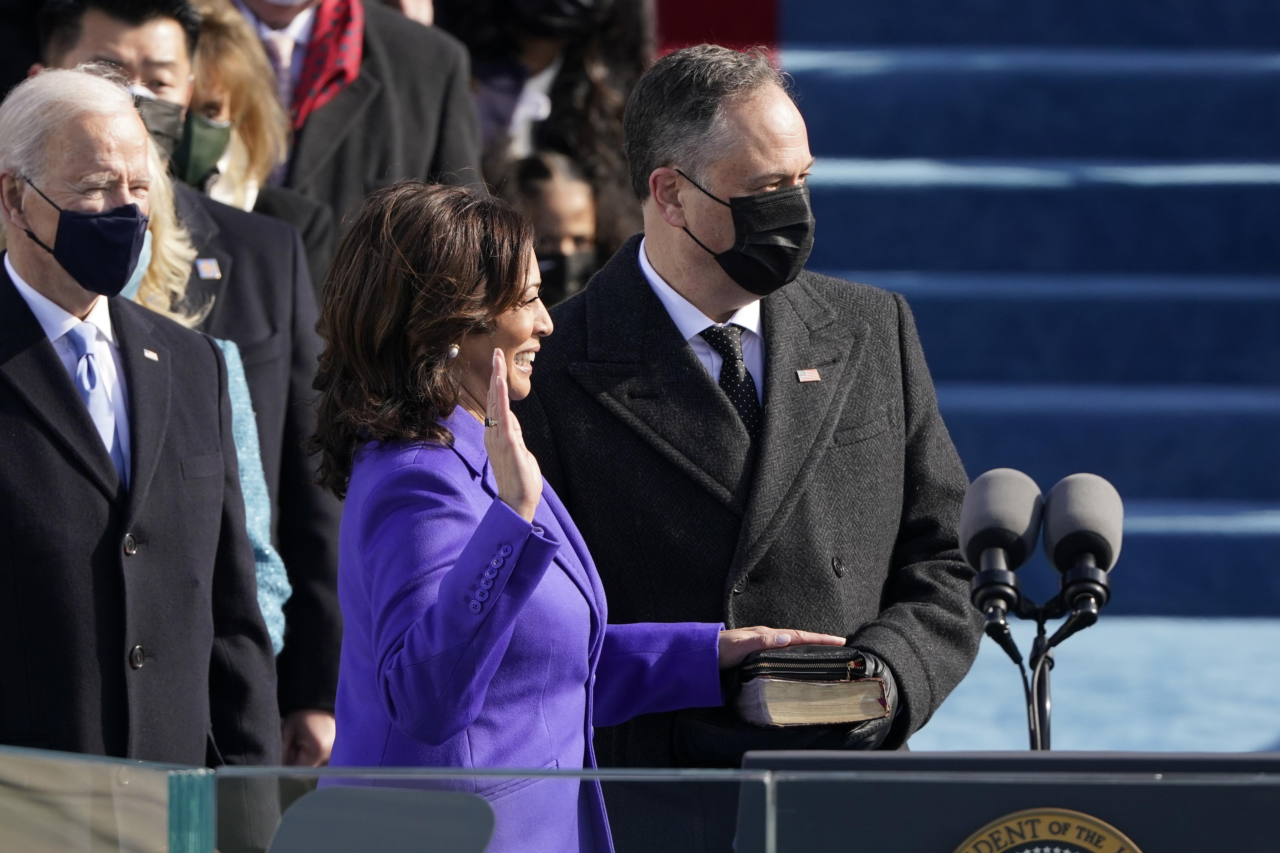 Kamala Harris junto a su marido, Doug Emhoff, en la toma de posesión de su cargo como vicepresidenta de los Estados Unidos. EP