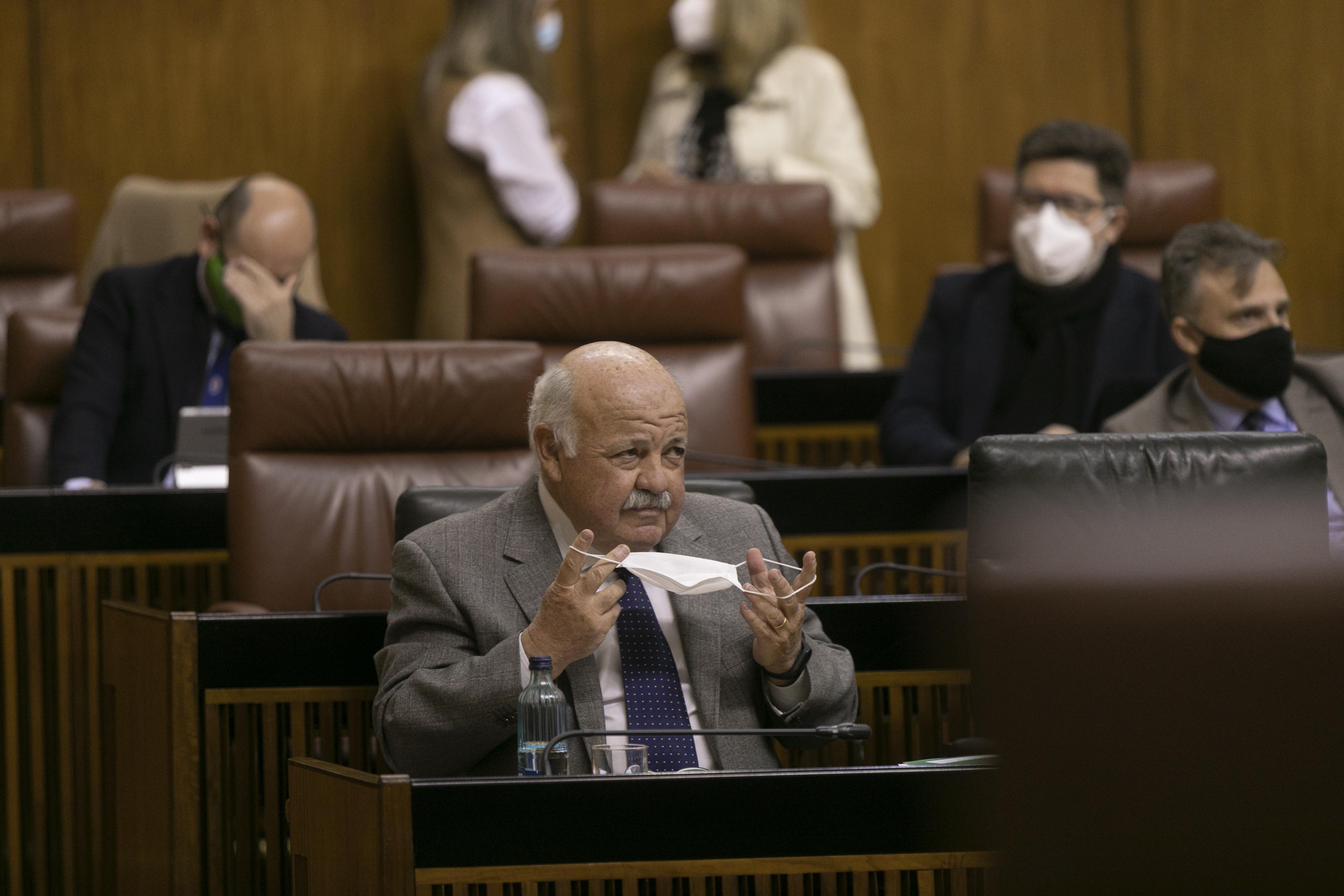 El consejero de Salud y Familias, Jesús Aguirre, momentos antes de su comparecencia en el Pleno extraordinario del Parlamento andaluz. EP