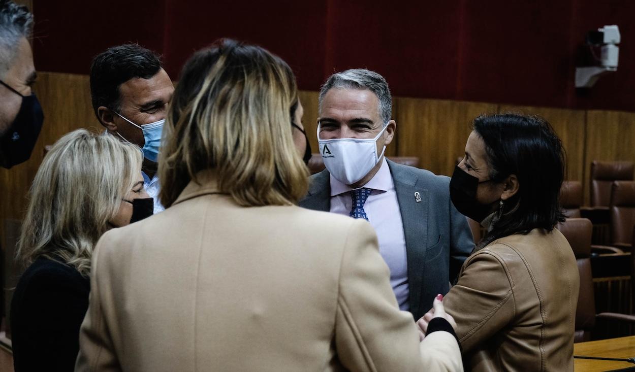 El consejero Elías Bendodo, con la presidenta del Parlamento y varios diputados de Cs. PARLAMENTO DE ANDALUCÍA