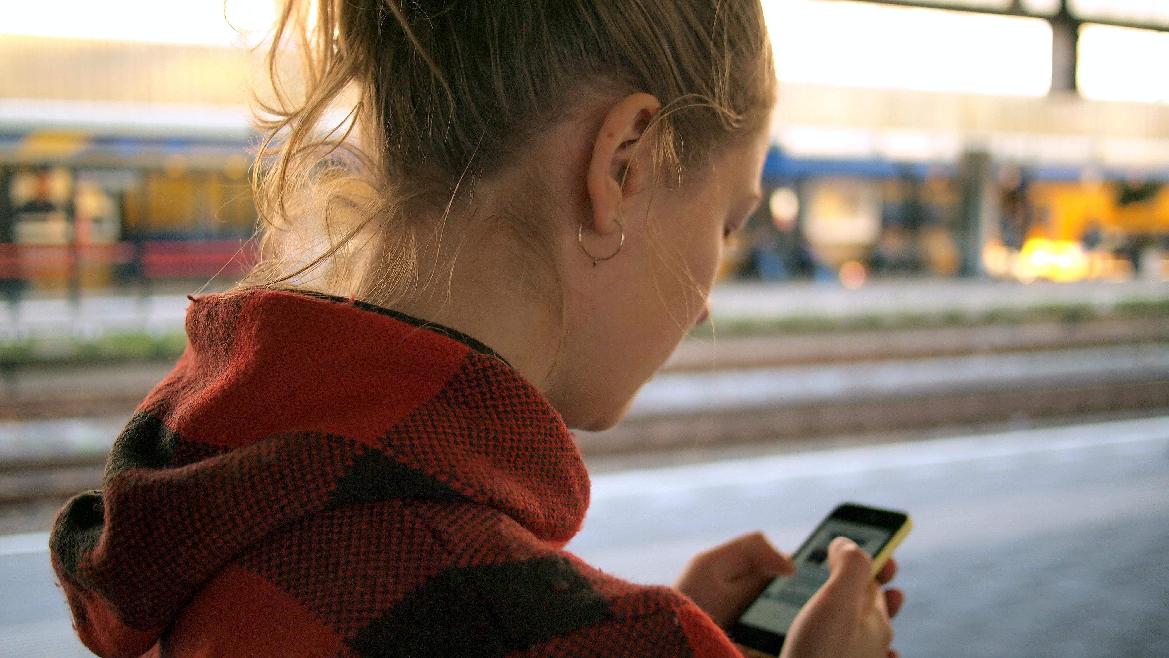 Mujer mirando el móvil. Unsplash