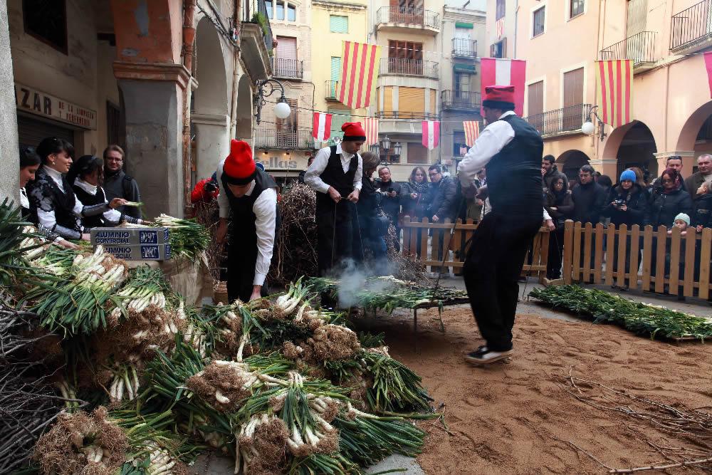 Vecinos haciendo calsots. Ayuntamiento de Valls