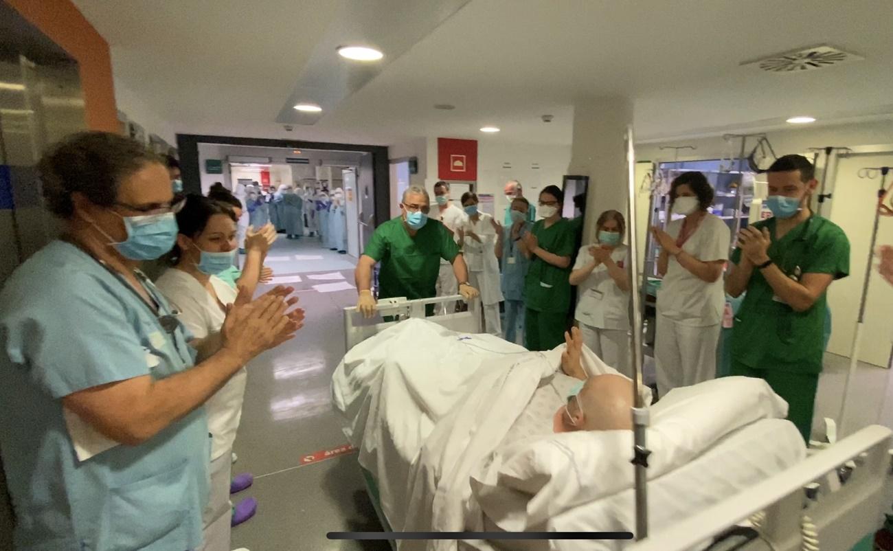 Imagen de la salida del primer paciente COVID de la UCI del Hospital de Ourense, en abril del año pasado (Foto: CHUO).