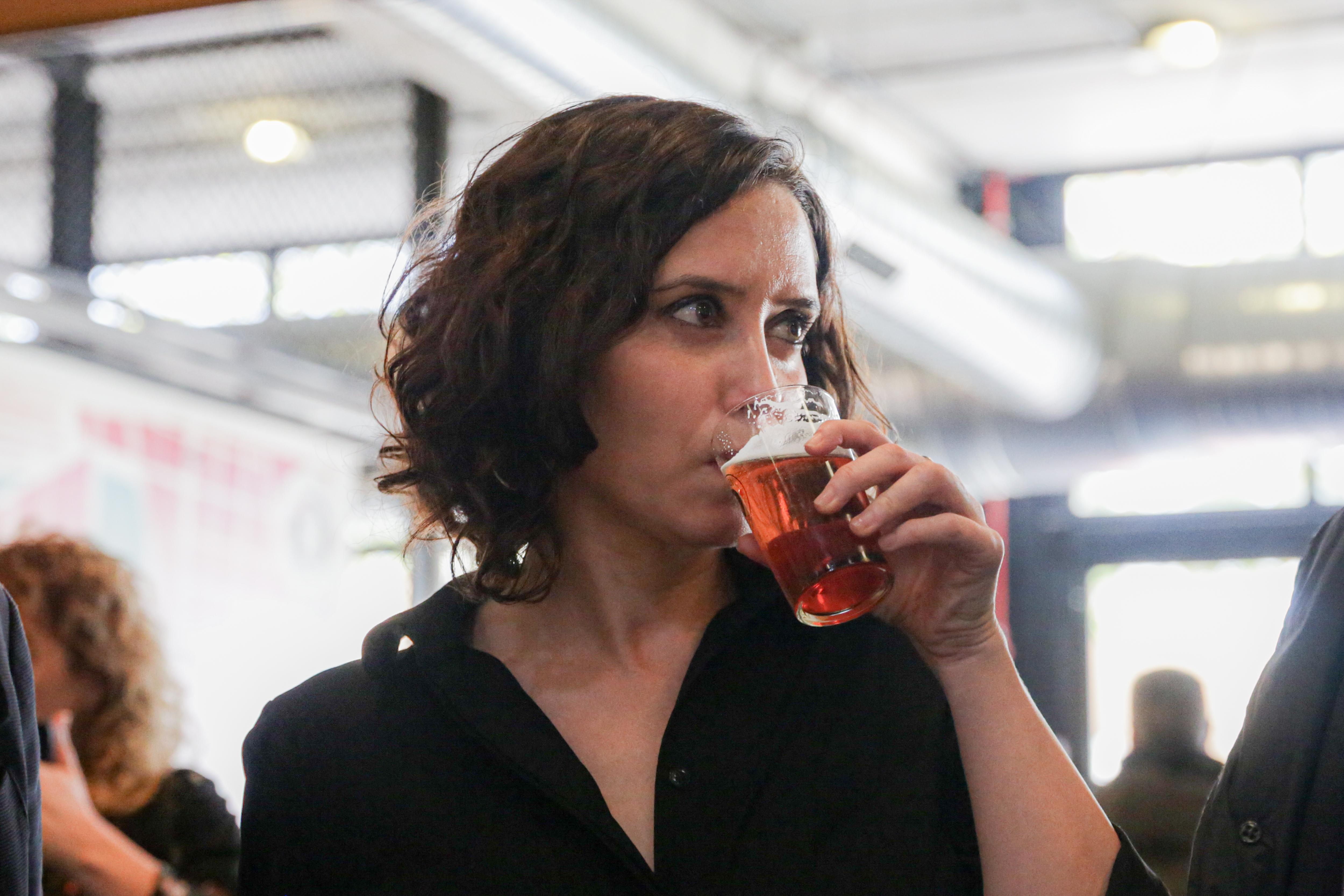 La presidenta de la Comunidad de Madrid, Isabel Díaz Ayuso, se bebe una caña de cerveza. EP