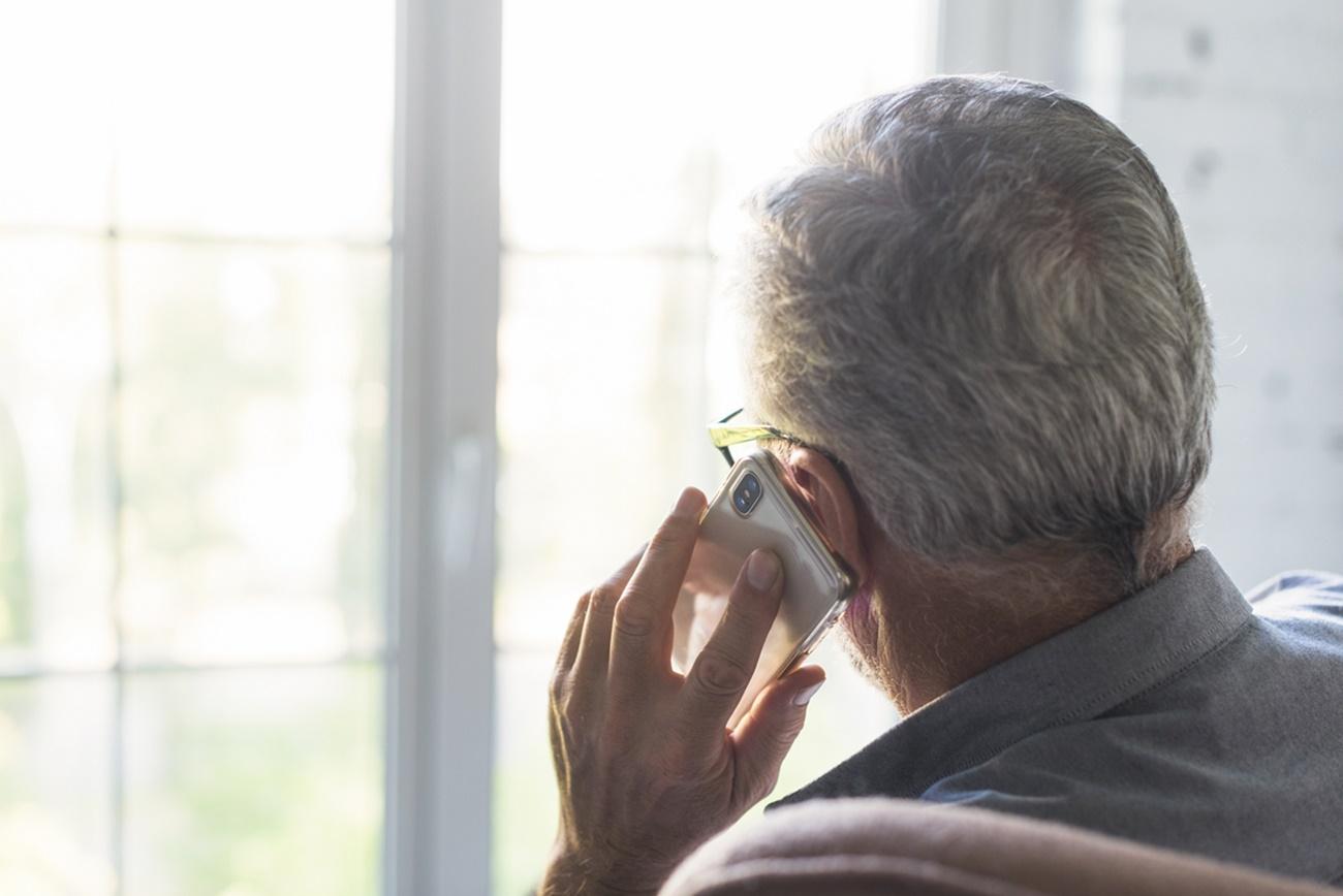 Un hombre realiza una reclamación telefónica a su compañía