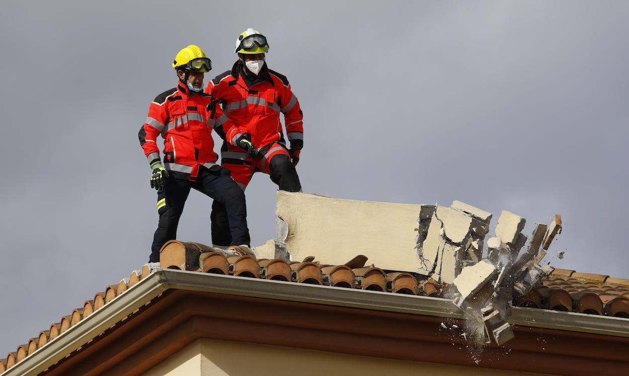     Varios bomberos operando tras el terremoto de 4.4 grados con epicentro en Santa Fe (Granada).  ÁLEX CÁMARA/EP