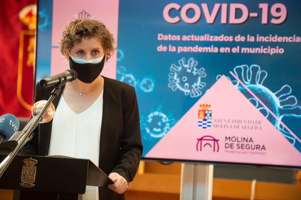 La alcaldesa socialista de Molina de Segura, Esther Clavero, durante una rueda de prensa, en Murcia