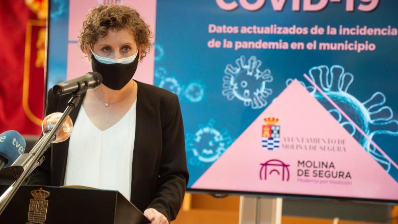 La alcaldesa socialista de Molina de Segura, Esther Clavero, durante una rueda de prensa, en Murcia