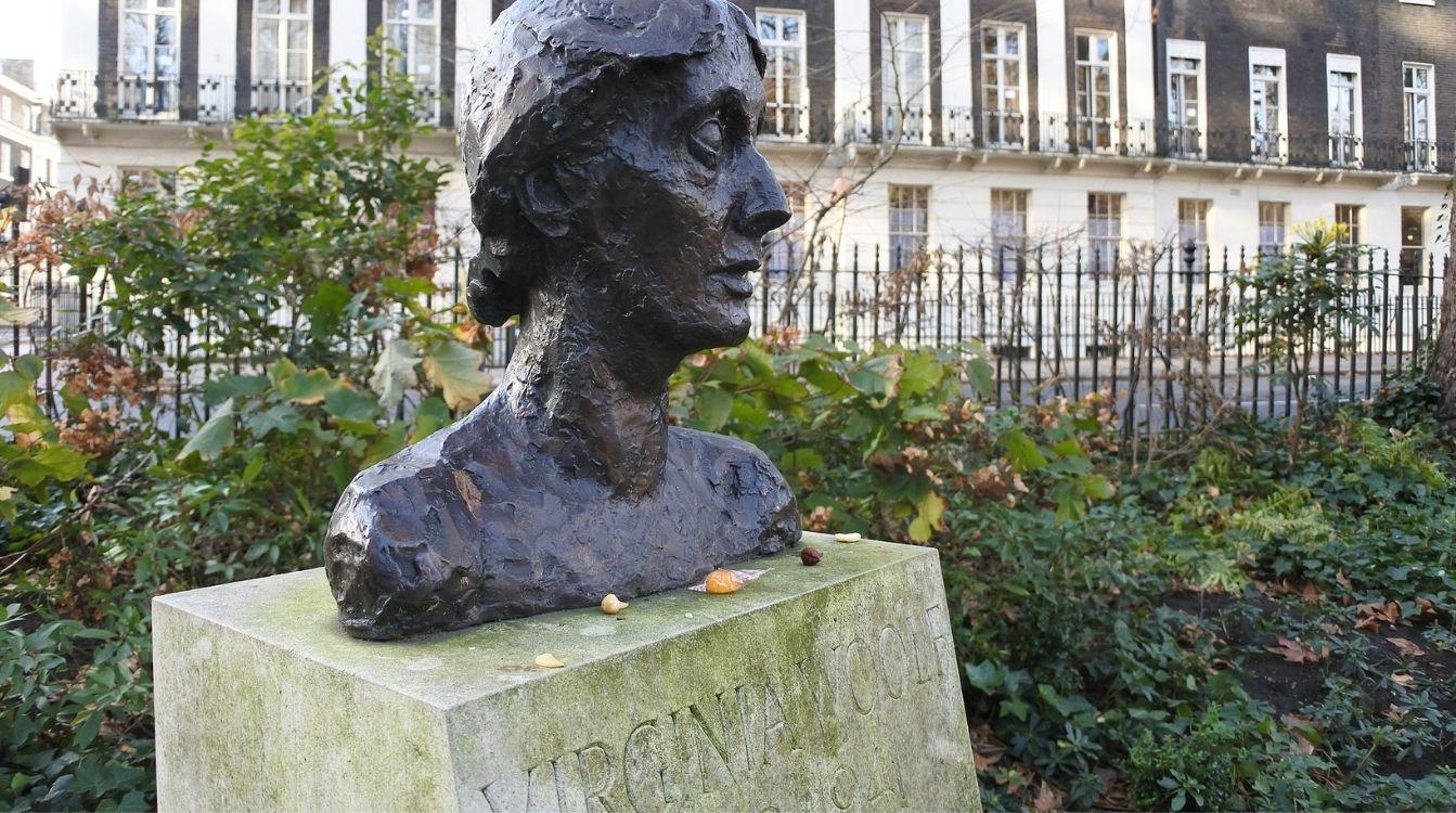 Busto Virginia Woolf en Londres, la escritora británica nacida el 25 de enero de 1882, en Kensington