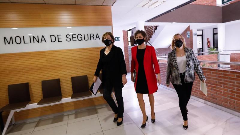 La exalcaldesa de Molina de Segura, Esther Clavero, flanqueada por las concejalas socialistas de Servicios Municipales y de Educación, Sandra Díez y Fuensanta Martínez, momentos antes de la renuncia de sus cargos