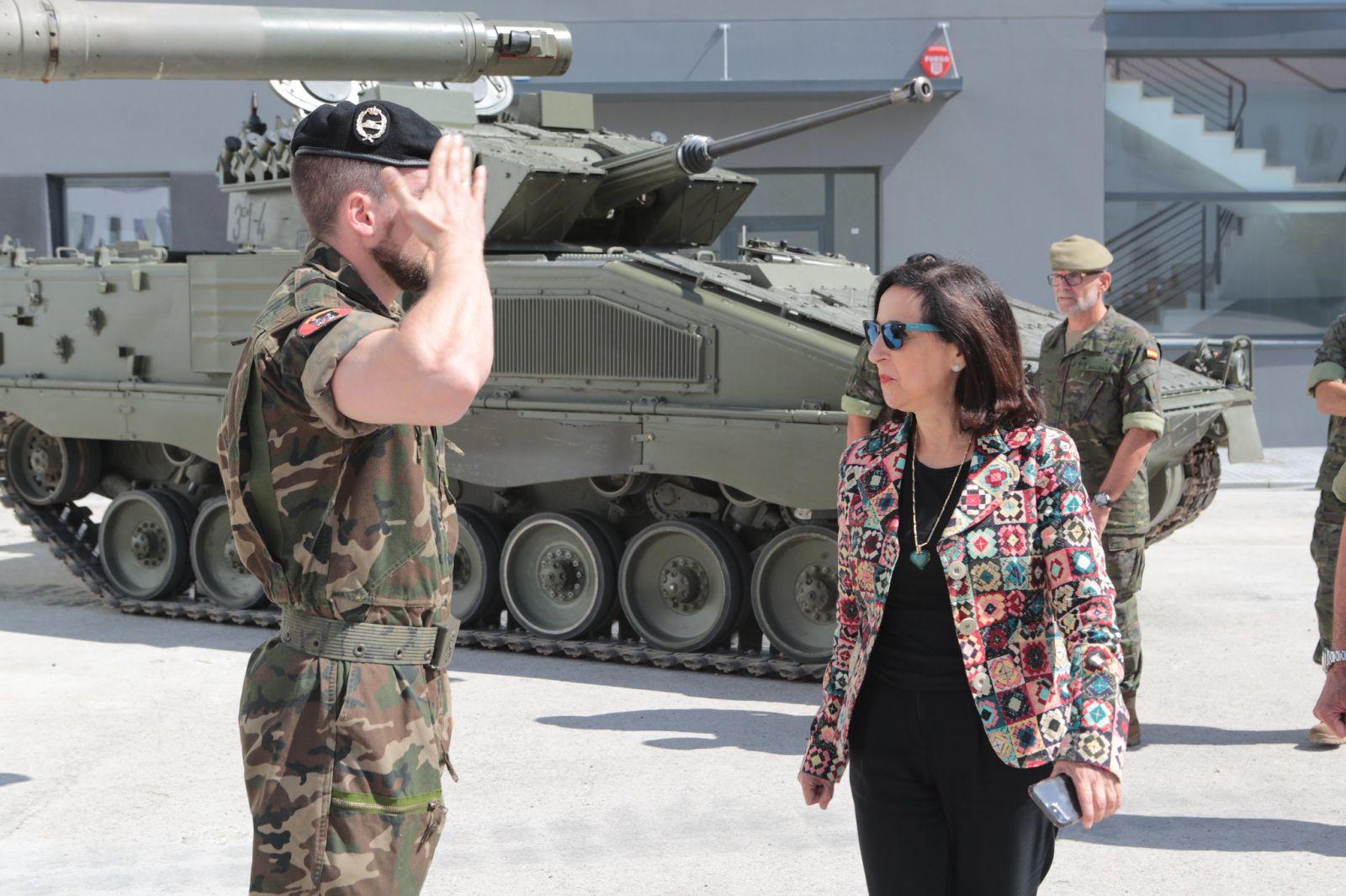 La ministra de Defensa, Margarita Robles, es saludada por un militar. Fuente Defensa