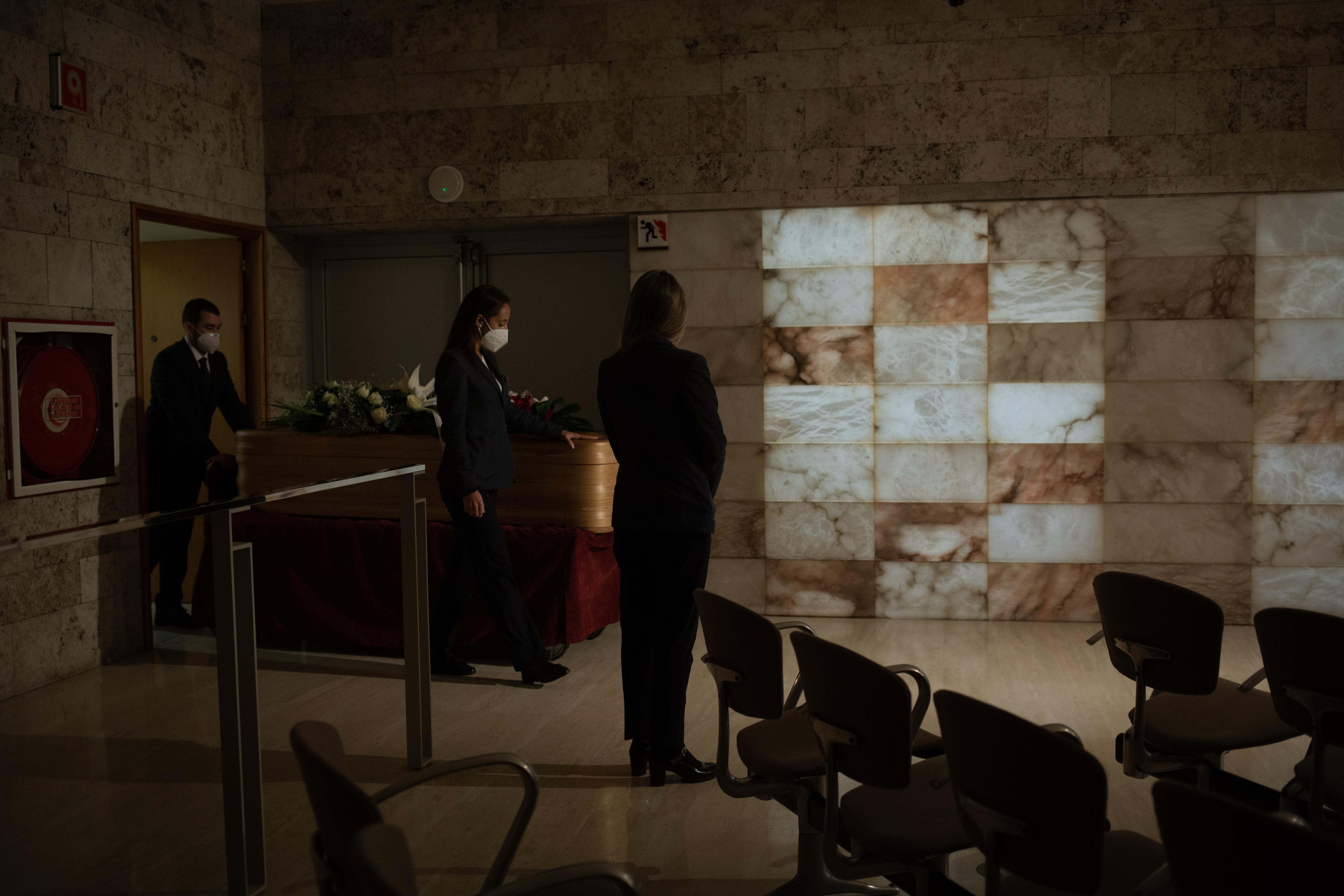 Entrada de un féretro a la sala de ceremonias de Les Corts durante un funeral, en Barcelona. David Zorrakino / Europa Press.