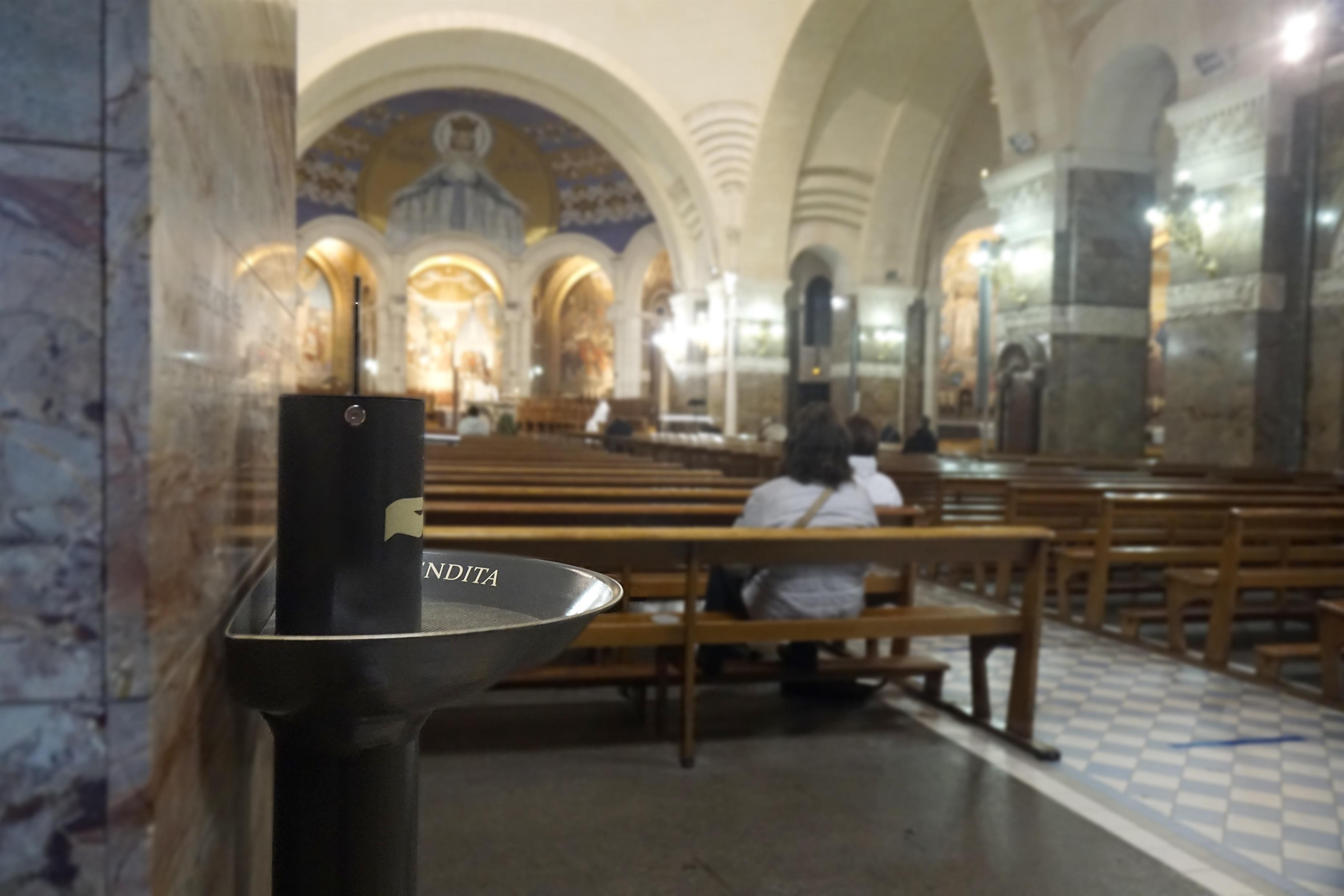 Pila con un dispensador de agua bendita en una parroquia valenciana. EP