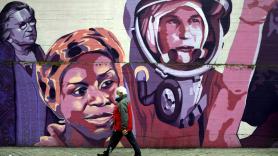 Un hombre pasa por el mural feminista en el polideportivo municipal de la Concepción en el distrito de Ciudad Lineal. Fuente: Europa Press.