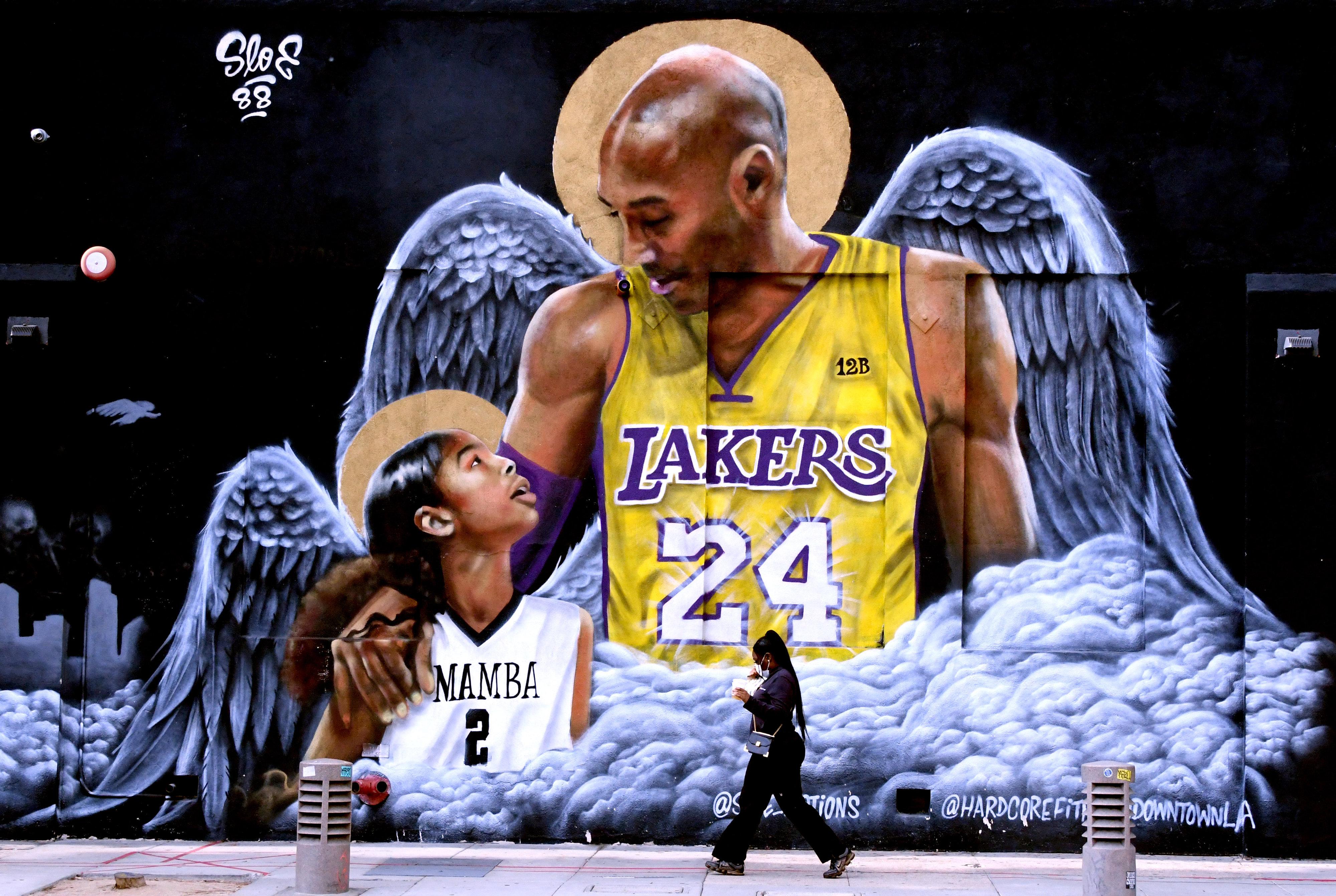 Un mural dedicado a Kobe Bryant y su hija Gianna Bryant en Los Ángeles / EP
