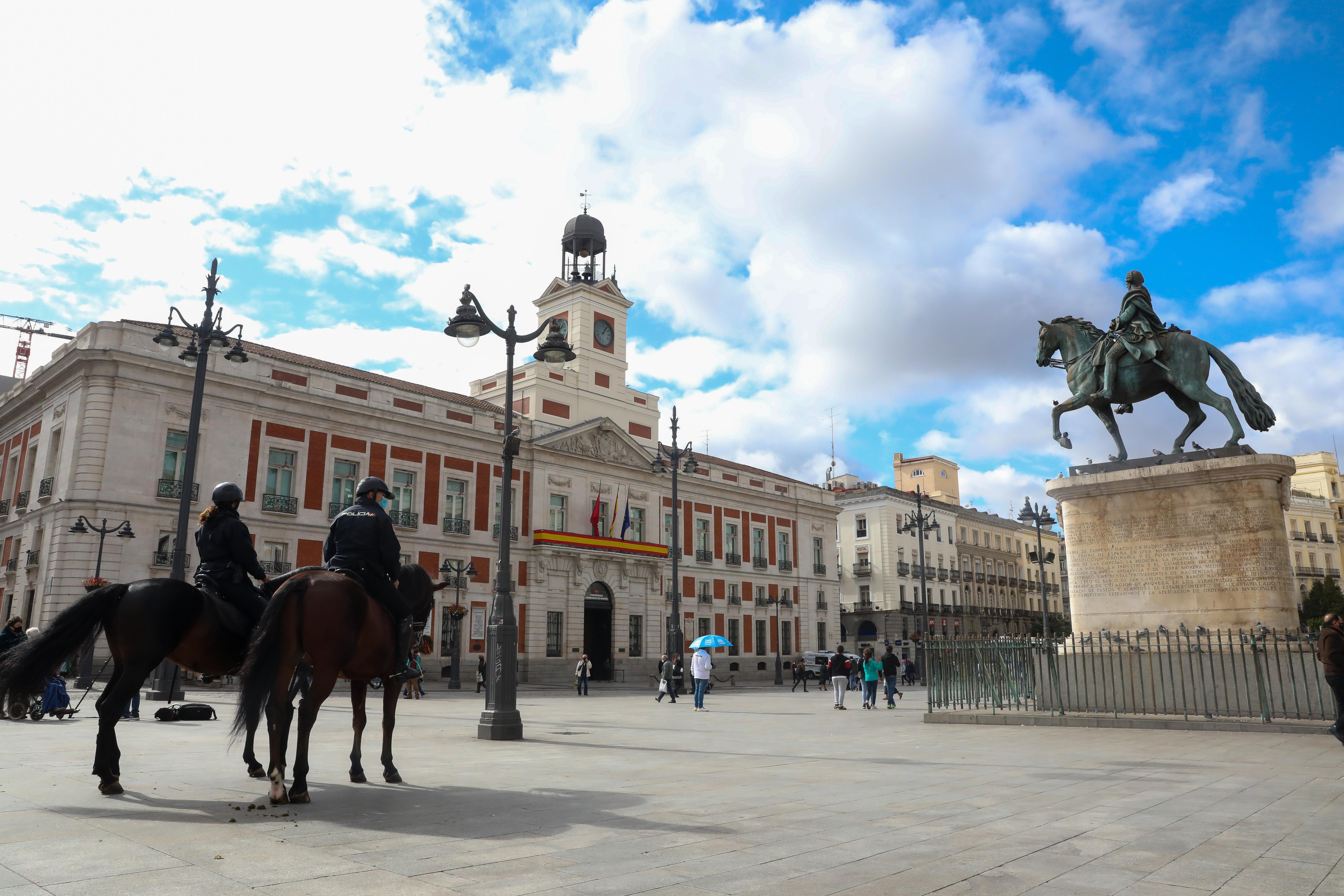 Dos agentes de policía nacional montados a caballo vigilan las inmediaciones de la Puerta del Sol. EP