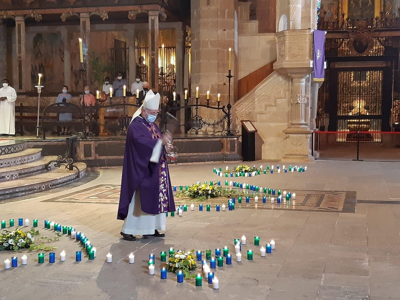 El obispo de Mallorca bendice las velas en homenaje a las víctimas. Europa Press. 