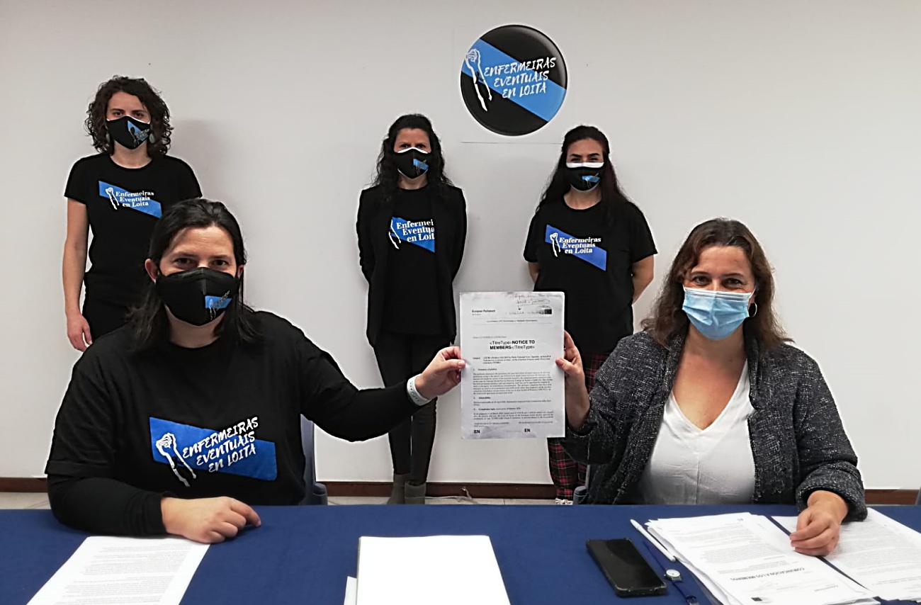 Representantes de Enfermeiras Eventuais en Loita con los documentos presentados ante la Comisión de Peticiones del Parlamento Europeo (Foto: Enfermeras Eventuais en Loita).