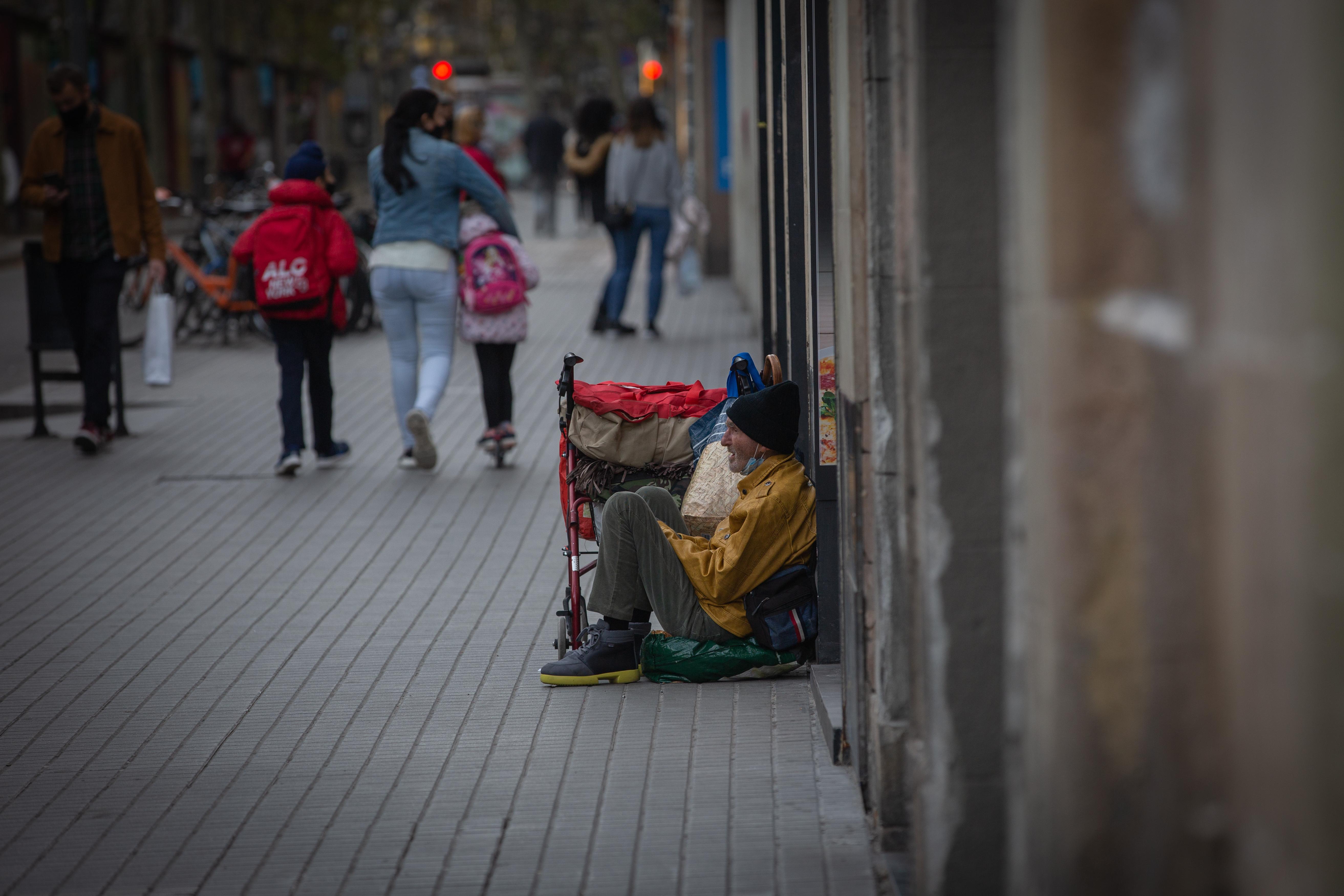 Una persona sintecho en pleno centro de Barcelona. EP