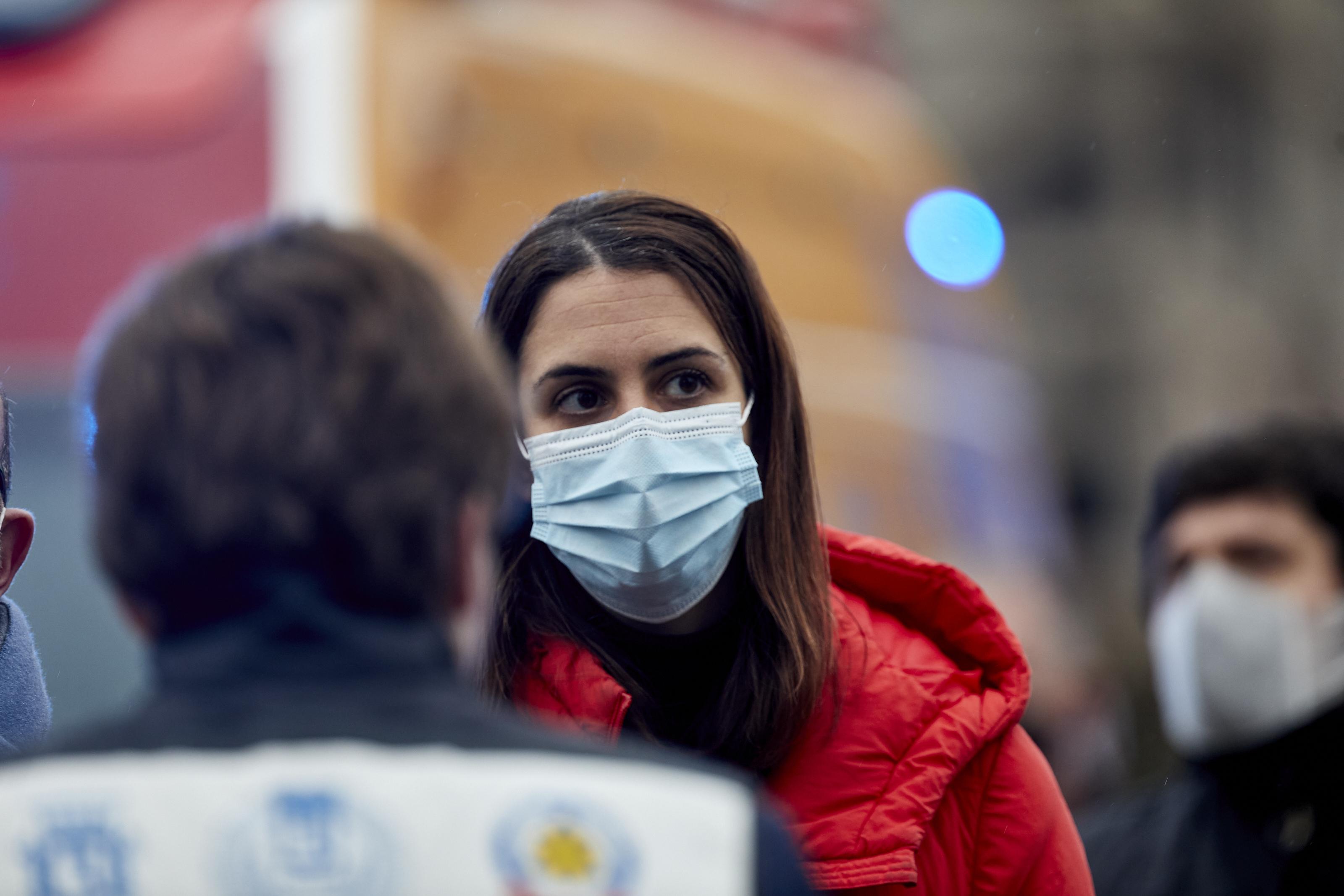 La portavoz municipal de Más Madrid, Rita Maestre acude junto al alcalde de la capital a la zona cercana a un inmueble momentos posteriores a una fuerte explosión registrada la calle Toledo