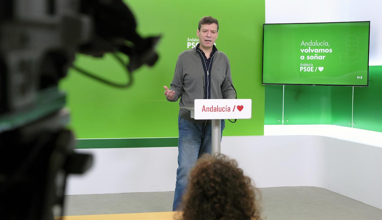 El dirigente socialista Carmelo Gómez, en rueda de prensa.